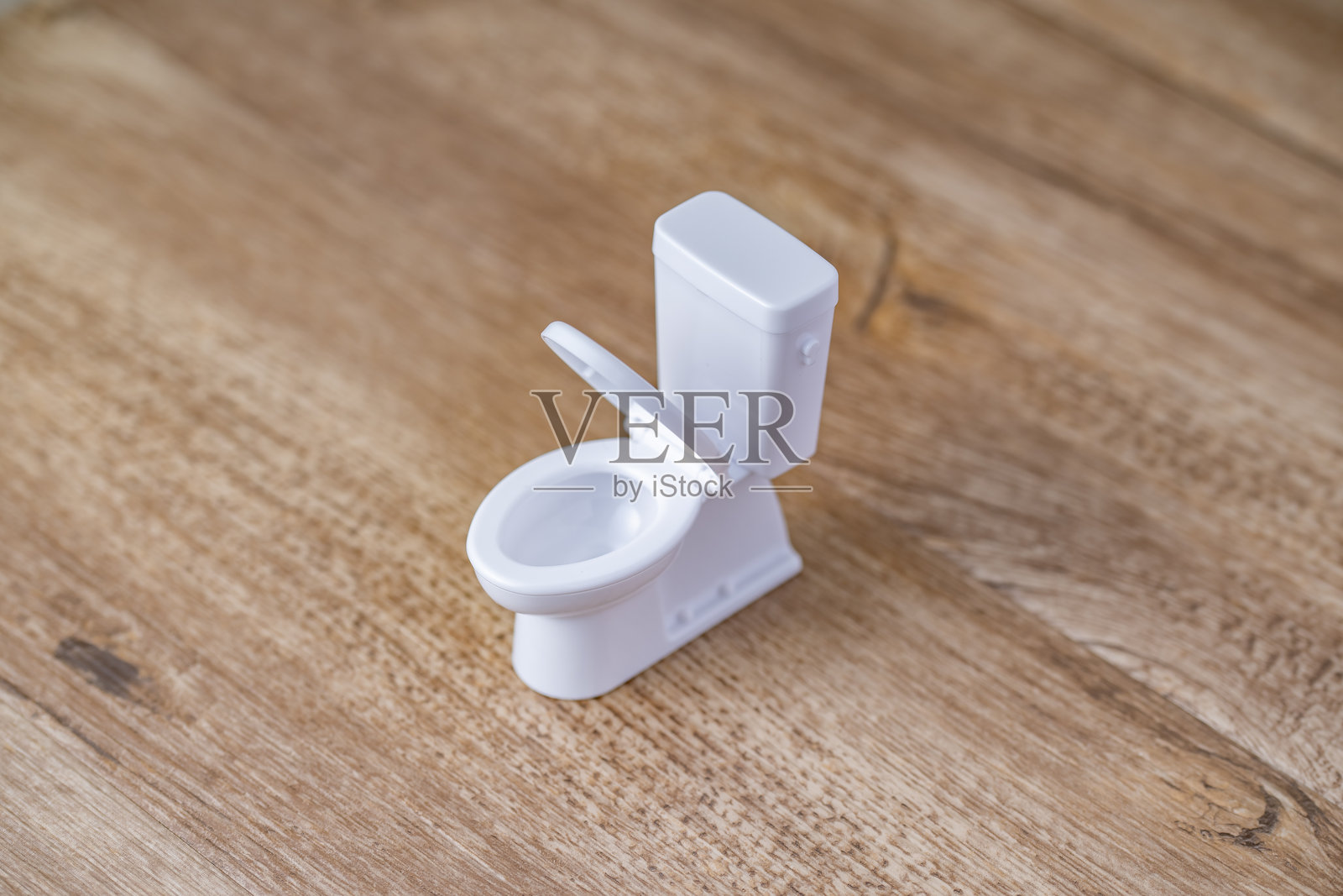 白色玩具马桶。照片摄影图片