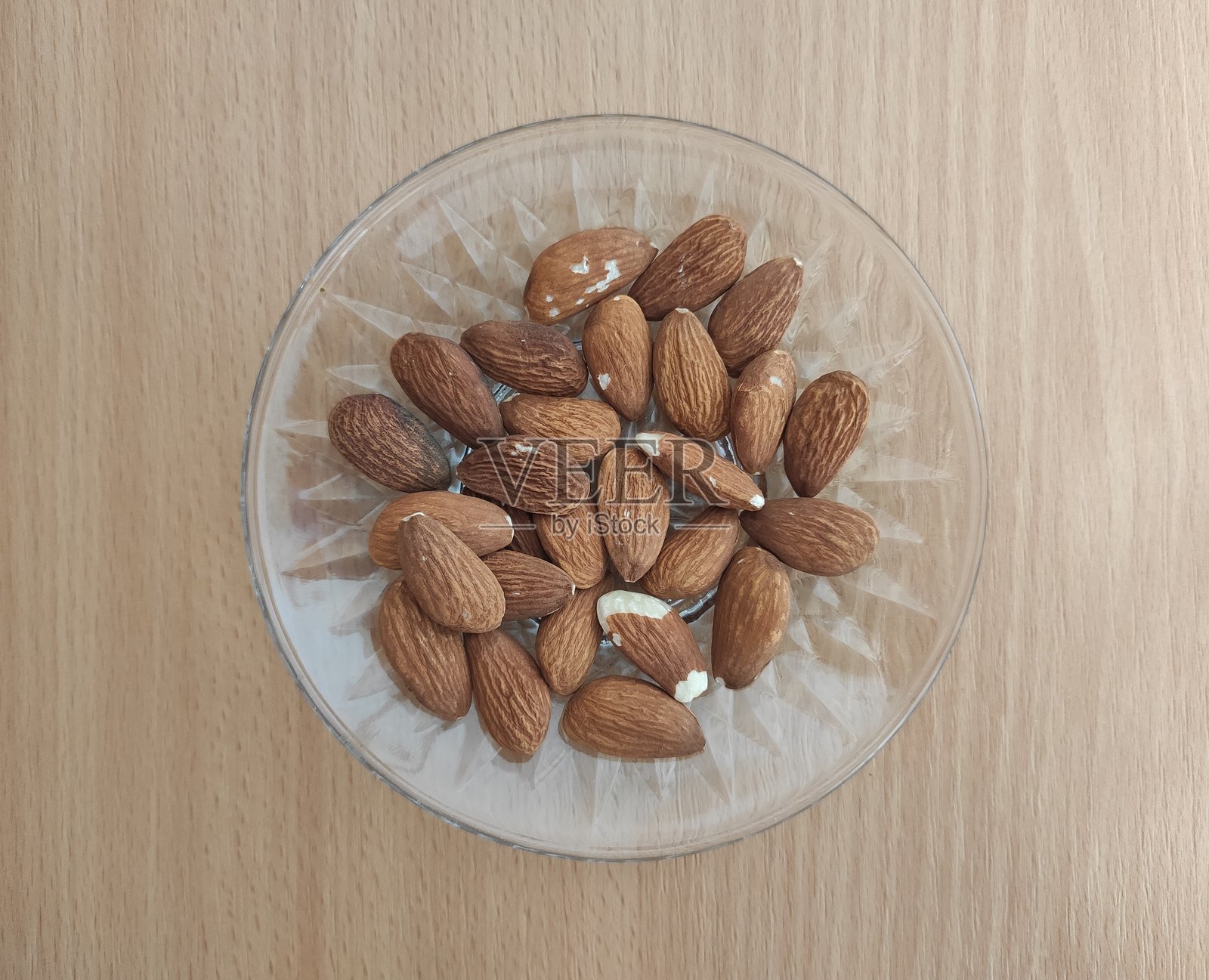 桌子上的杏仁照片摄影图片