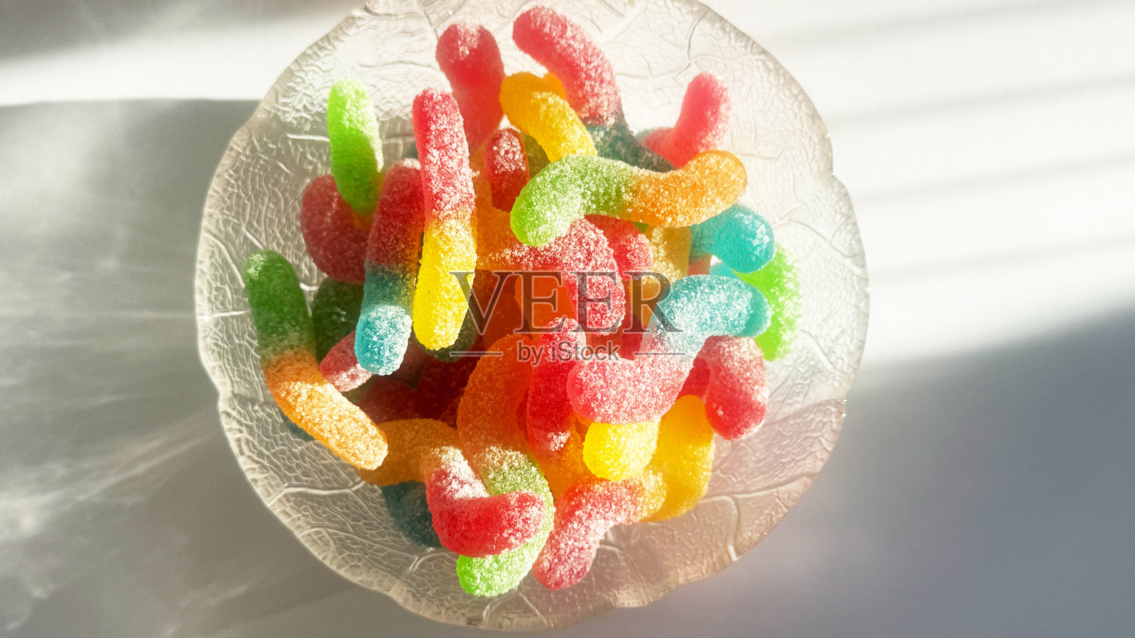 五彩缤纷的果冻虫在玻璃碗中照片摄影图片