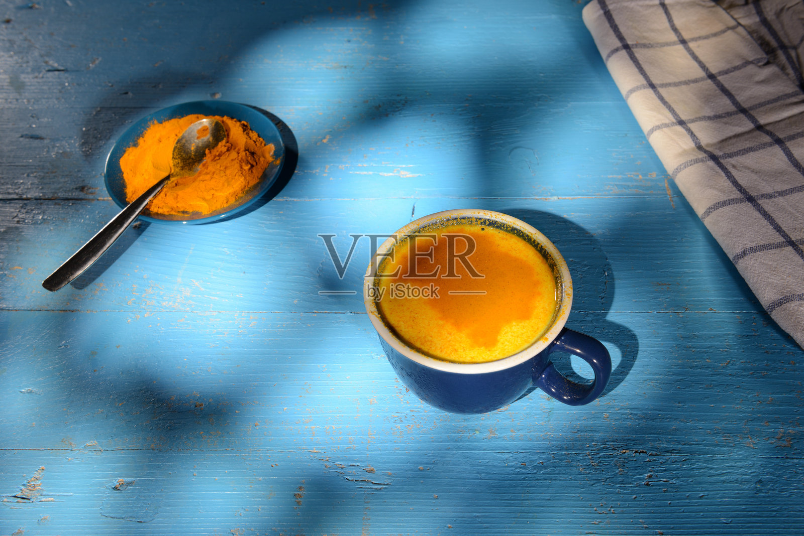 金色牛奶，姜黄拿铁，金色拿铁照片摄影图片