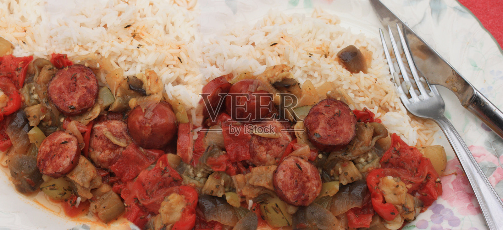 香肠炖菜配白米饭分份上桌照片摄影图片