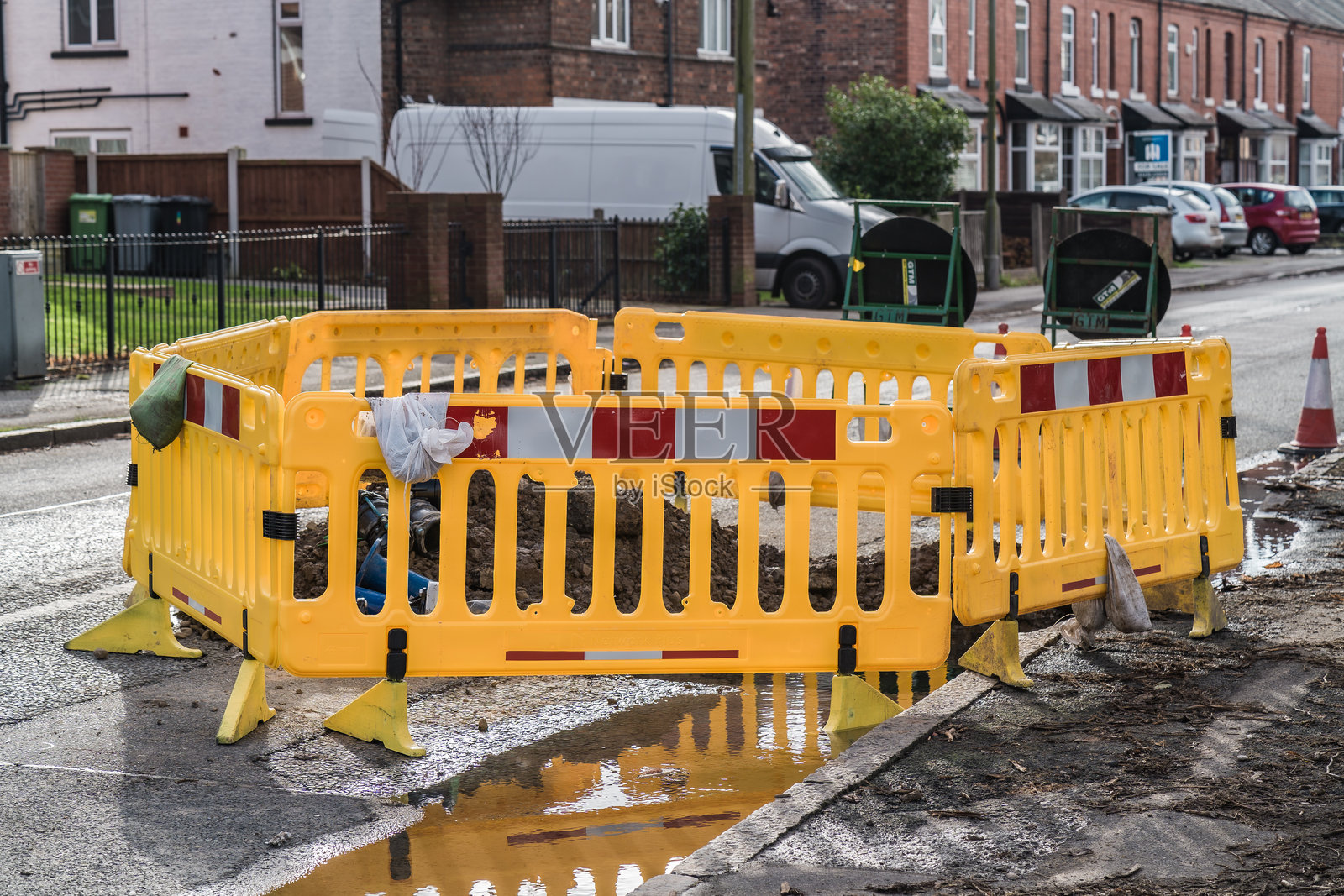 黄色施工障碍物封闭了部分道路照片摄影图片