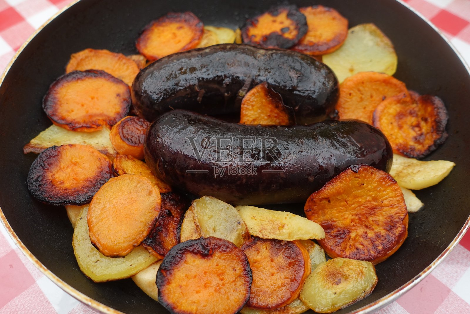 炒黑布丁配甜薯和土豆，手工黑布丁配洋葱照片摄影图片