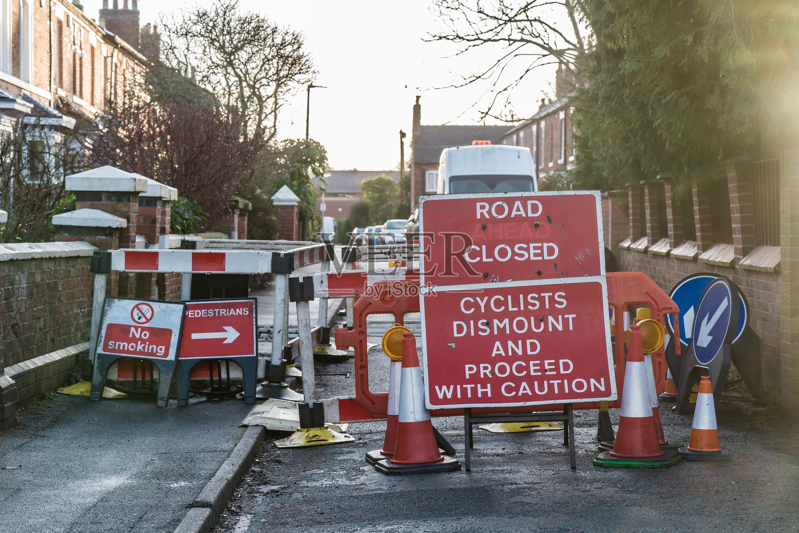 一块道路封闭标志和放置在路上的交通锥表示正在进行施工工作照片摄影图片