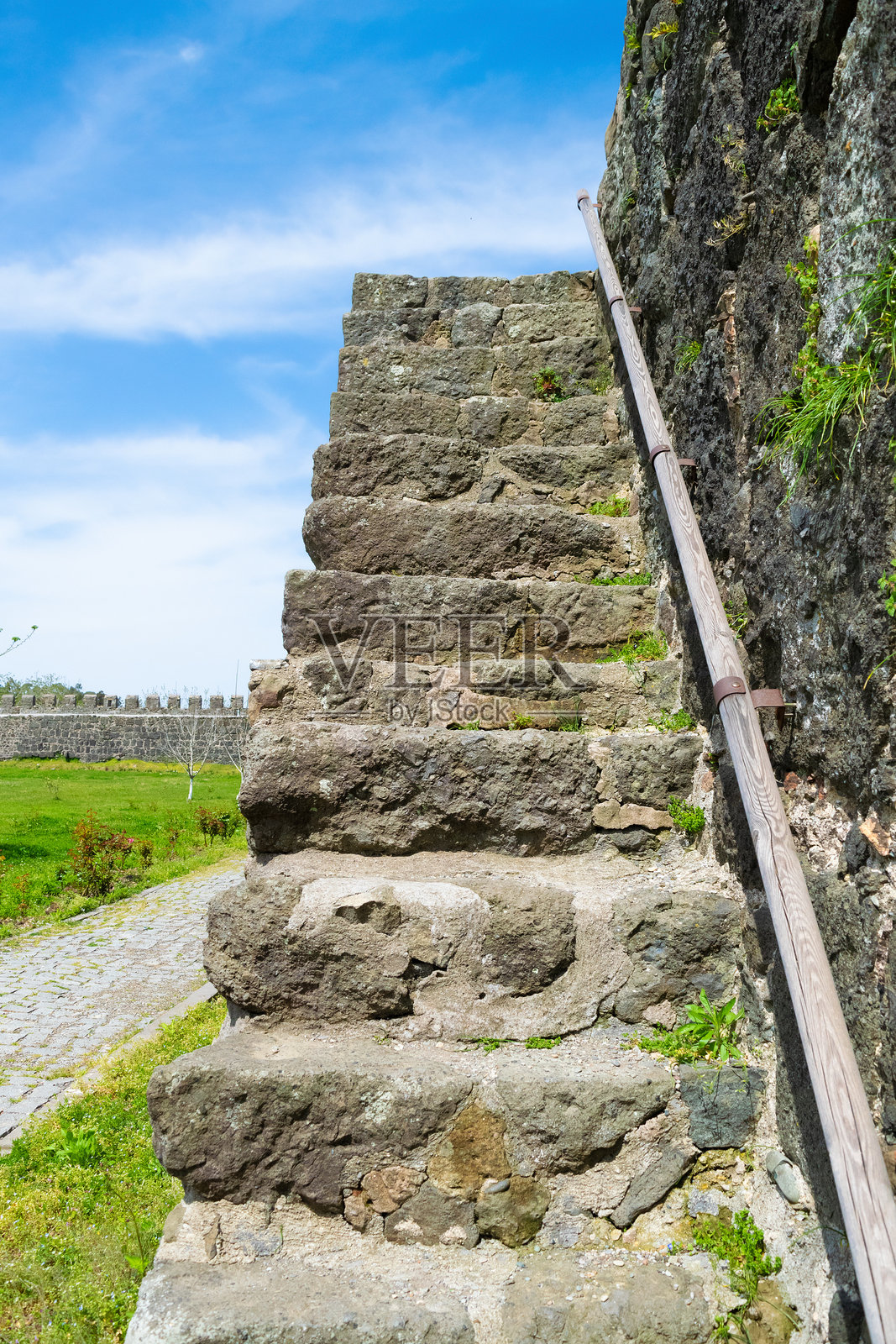 古堡垒的石阶。景点和纪念碑。照片摄影图片