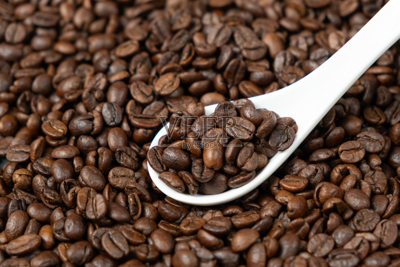 有机烘焙的脱咖啡因咖啡豆背景照片摄影图片