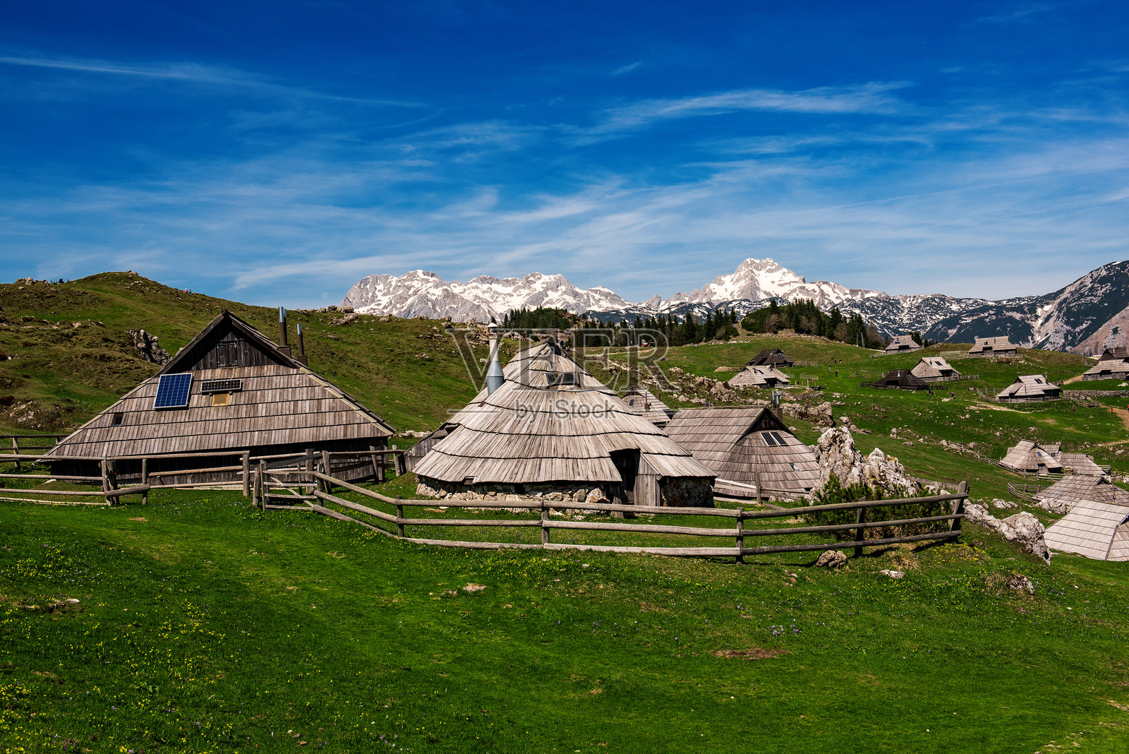 阿尔卑斯山的山村，传统风格的木屋，斯洛文尼亚卡姆尼克的维利卡普拉尼纳照片摄影图片