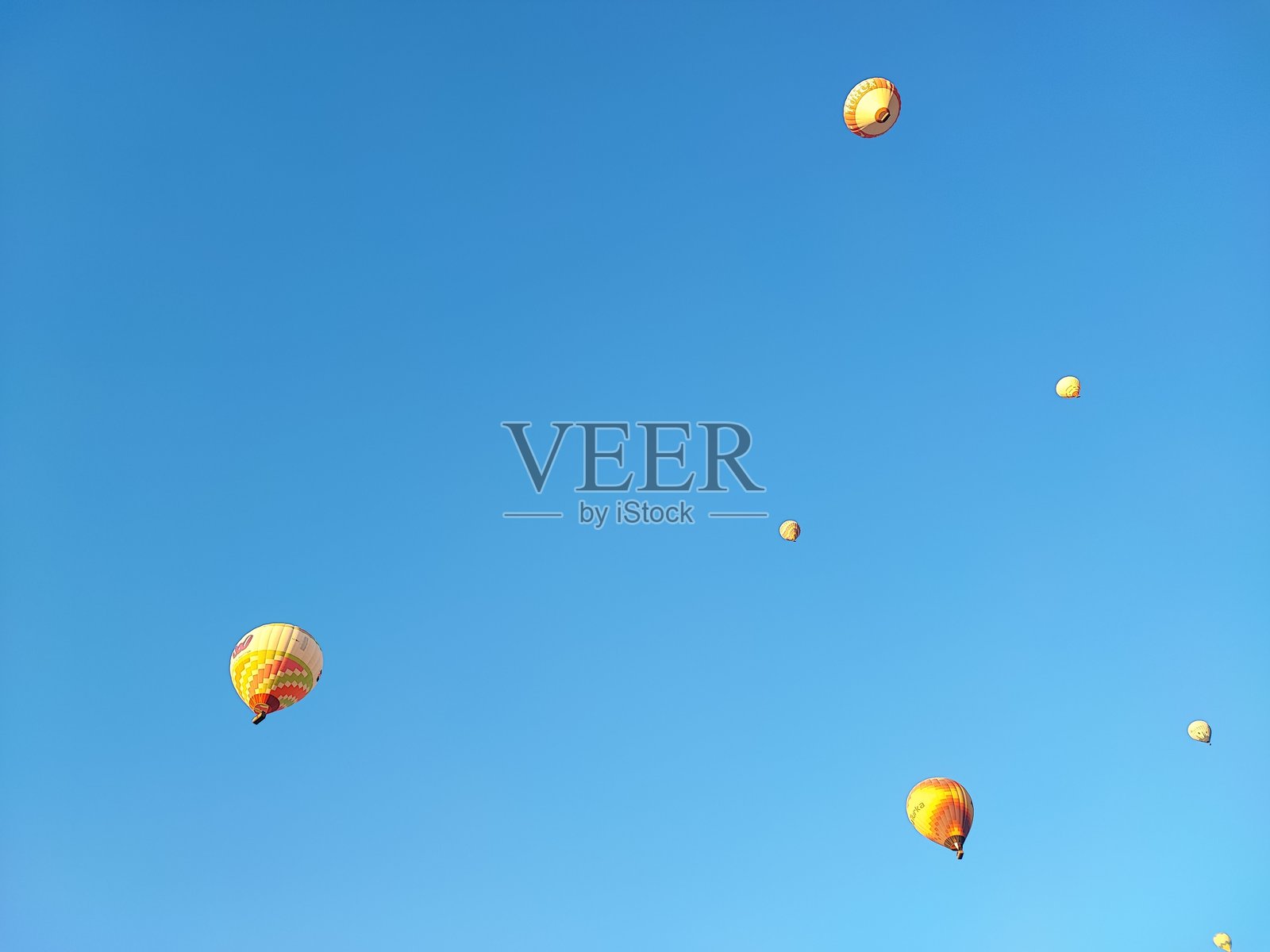 热气球，热气球，游客们在卡帕多奇亚和德尼兹利帕穆克卡莱等旅游胜地，享受美好的一天，乘坐热气球从空中观赏自然。五彩缤纷的气球和娱乐活动。照片摄影图片