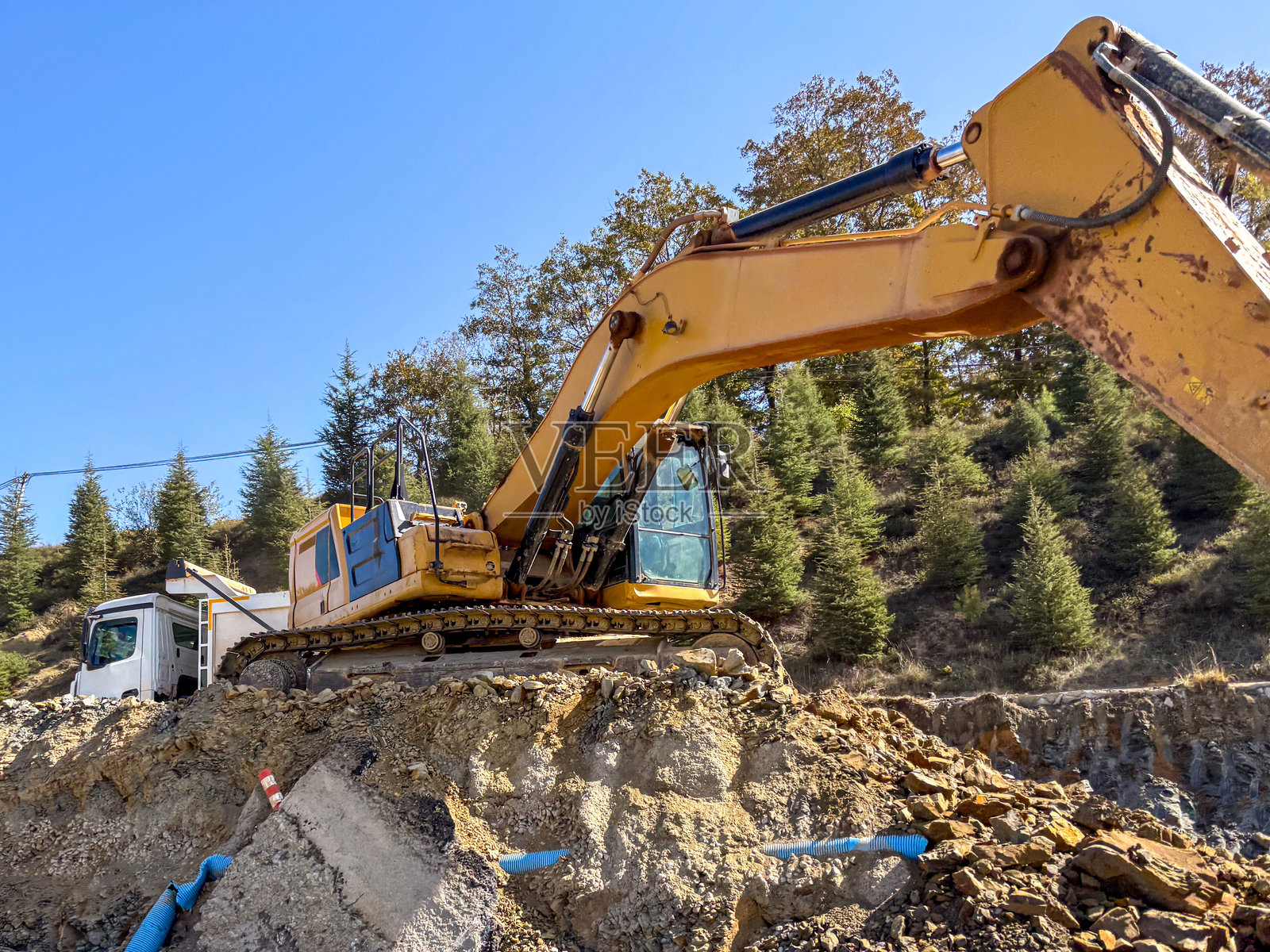 高速公路旁的道路拓宽工程，推土机和卡车正在作业照片摄影图片