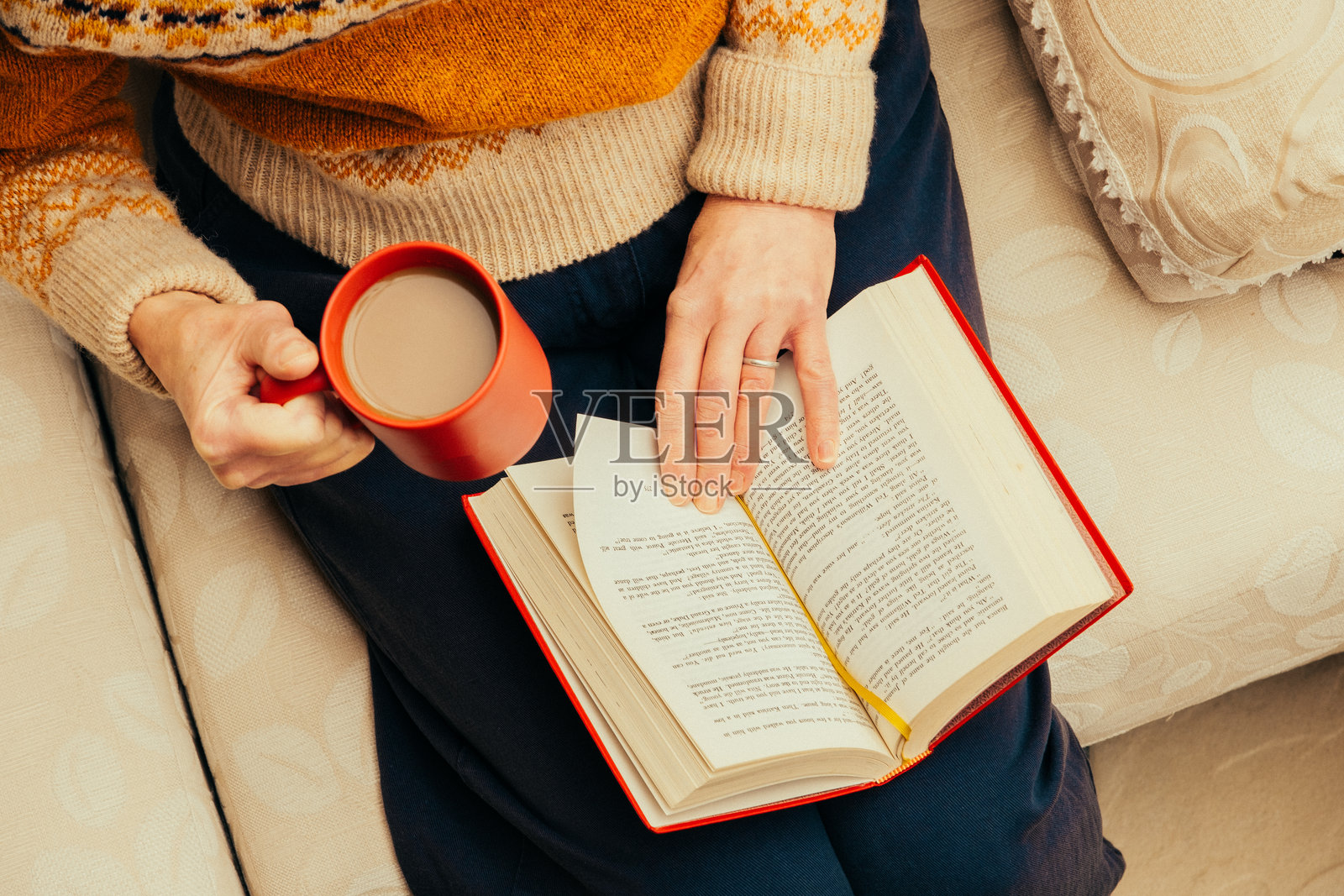 享受一本书和热饮的放松时光照片摄影图片