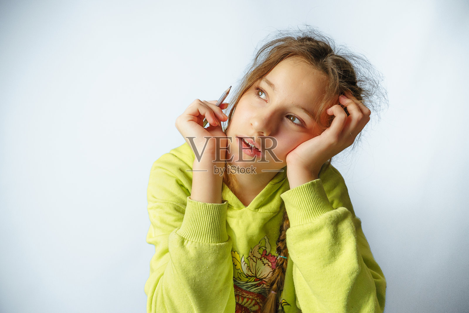 思考的女孩随意地握着铅笔照片摄影图片