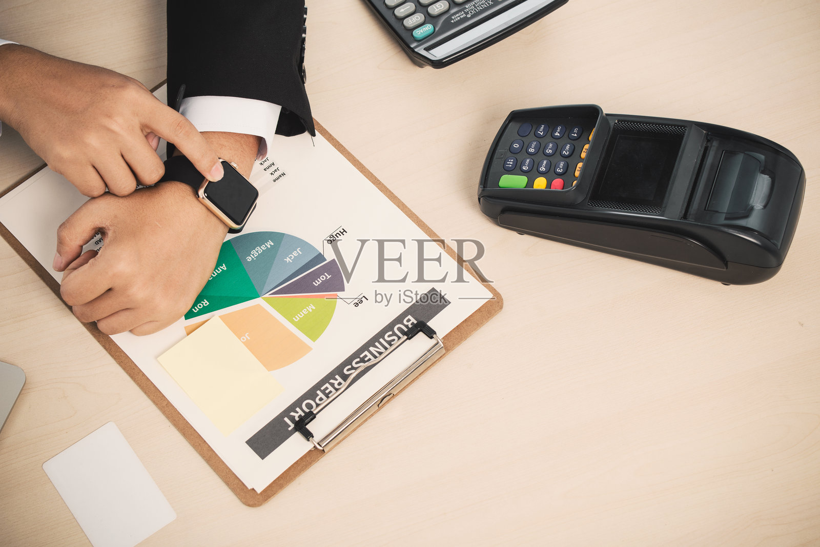 两位商人正在分析图表的特写镜头照片摄影图片