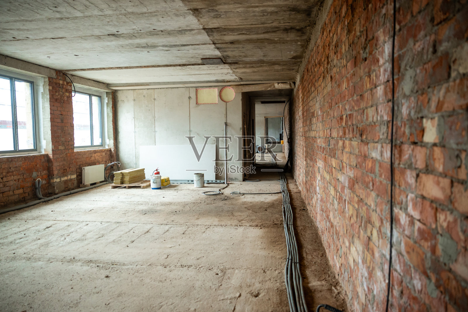 未完成的室内，光秃秃的砖墙和混凝土天花板照片摄影图片