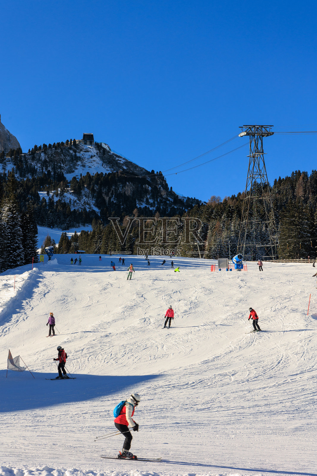人们在多洛米蒂阿尔卑斯山滑雪照片摄影图片