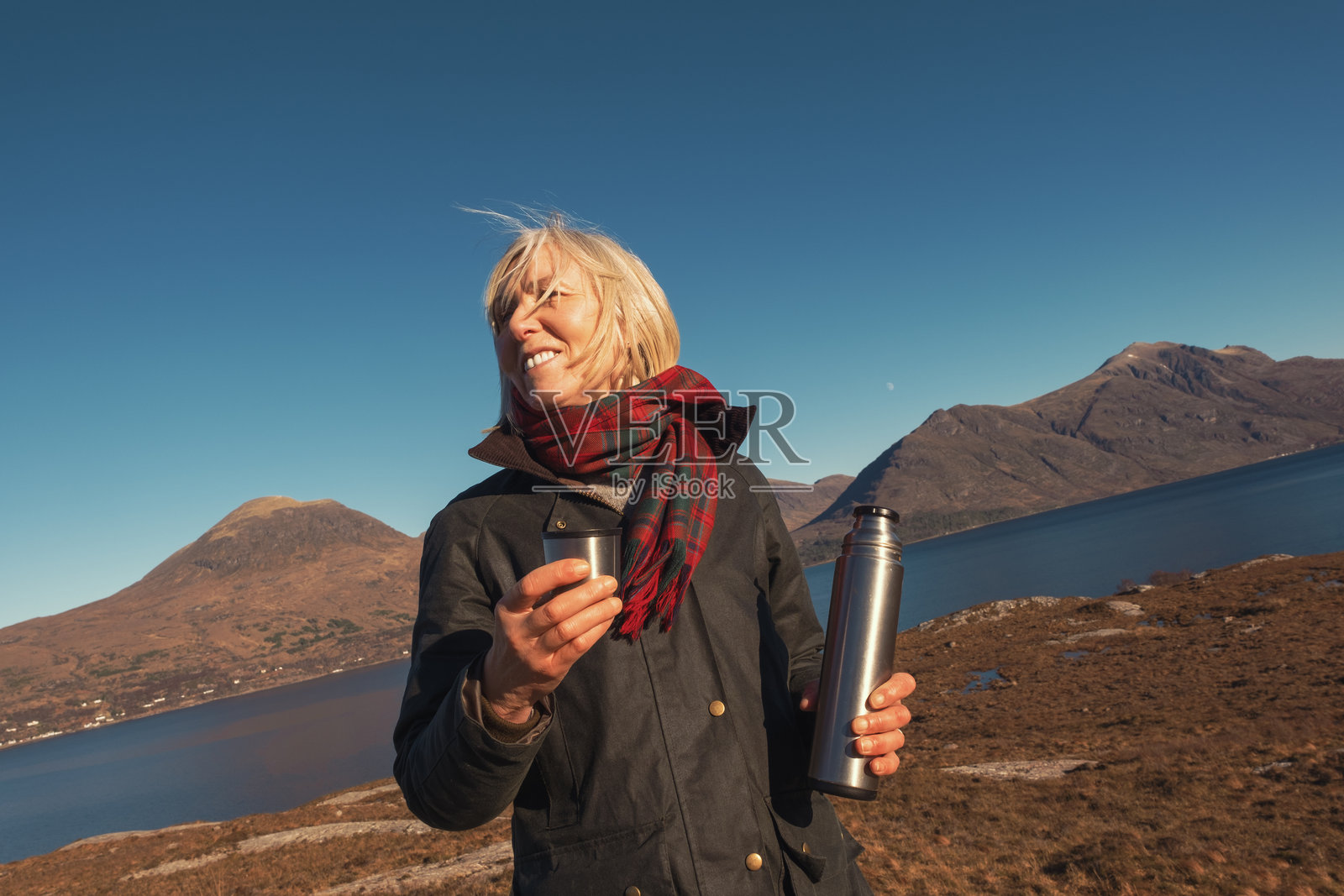 苏格兰托里登湖畔的女人照片摄影图片