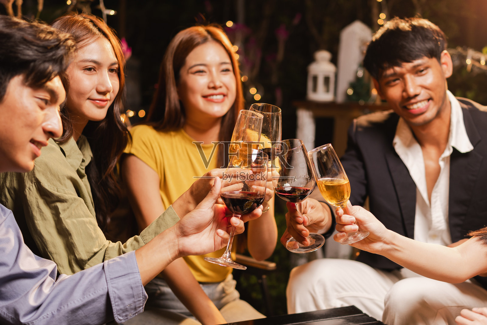 夜晚的庆祝活动中，桌子上的酒杯，节日庆典。照片摄影图片