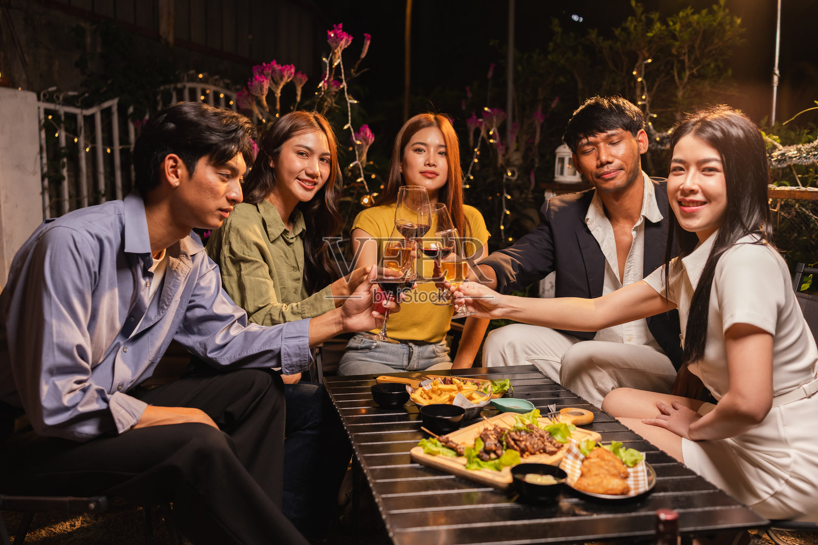 夜晚的庆祝活动中，桌子上的酒杯，节日庆典。照片摄影图片