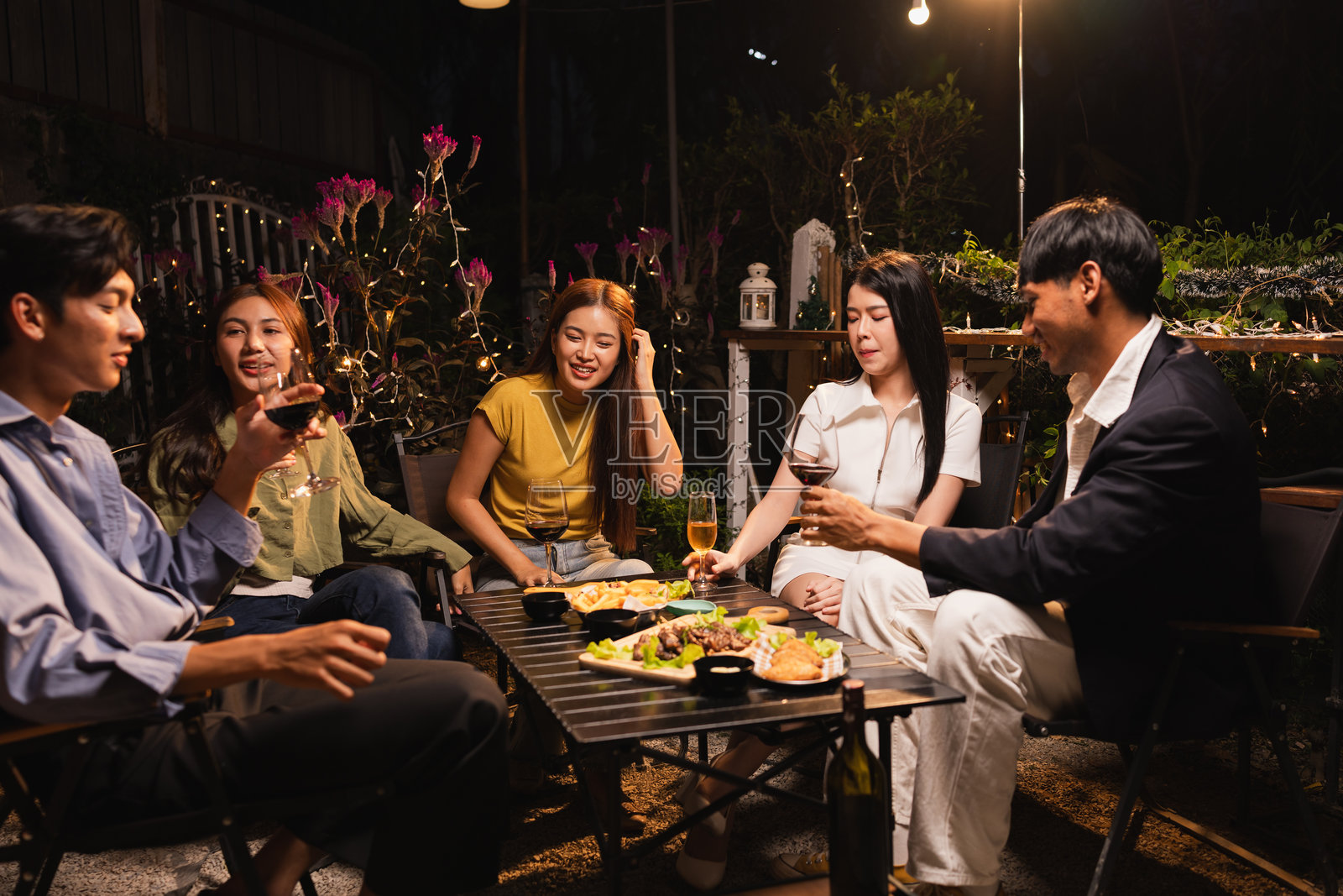 夜晚的庆祝活动中，桌子上的酒杯，节日庆典。照片摄影图片