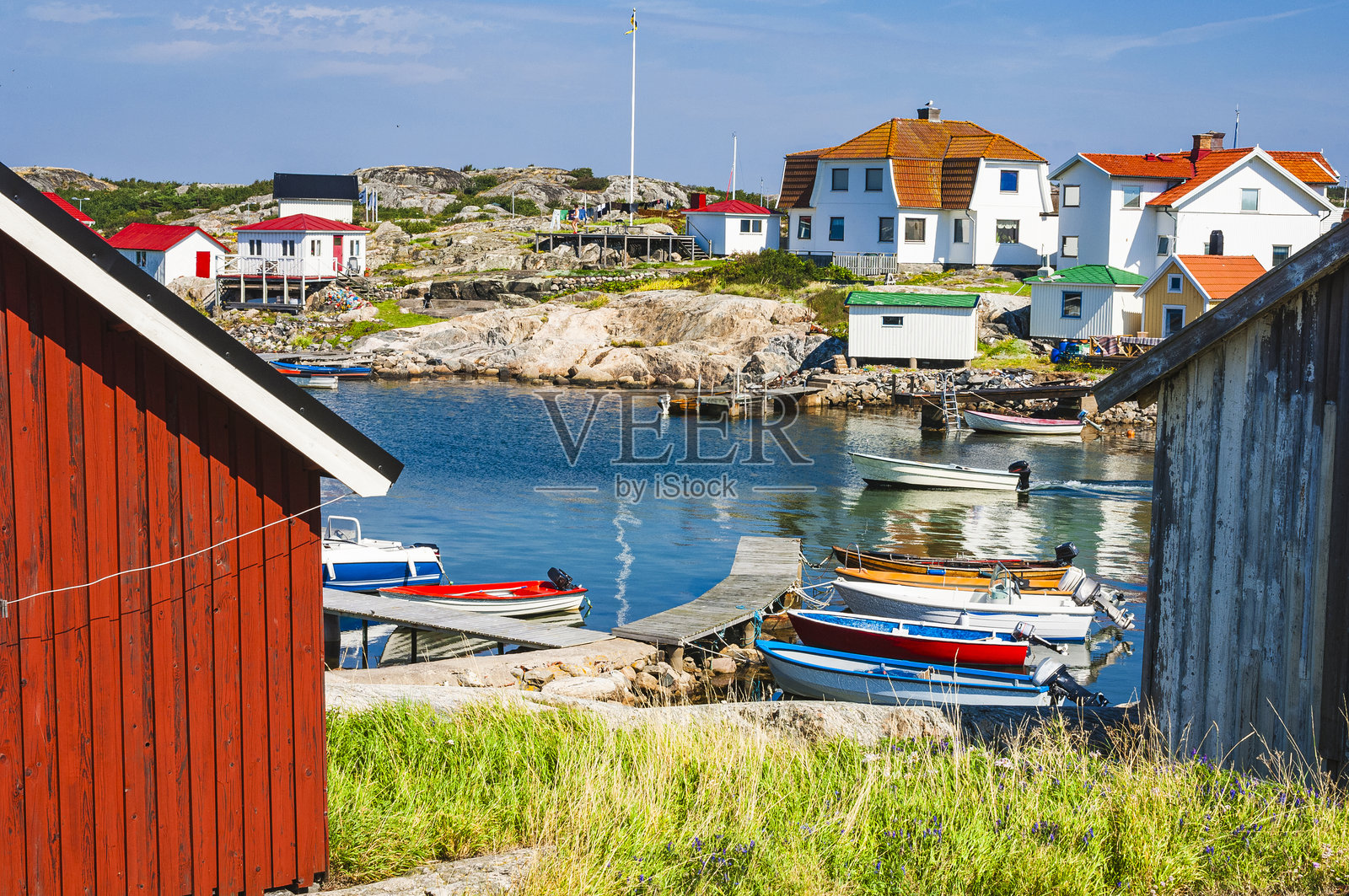 哥德堡群岛的弗朗戈岛上，船只与色彩斑斓的建筑展现了夏日的宁静与海岸魅力。照片摄影图片