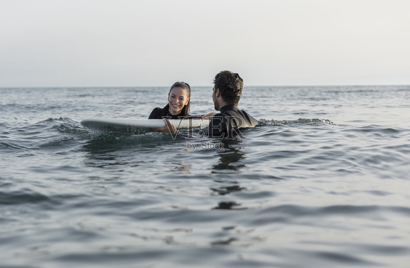 两名冲浪者在海洋中享受一天的时光照片摄影图片