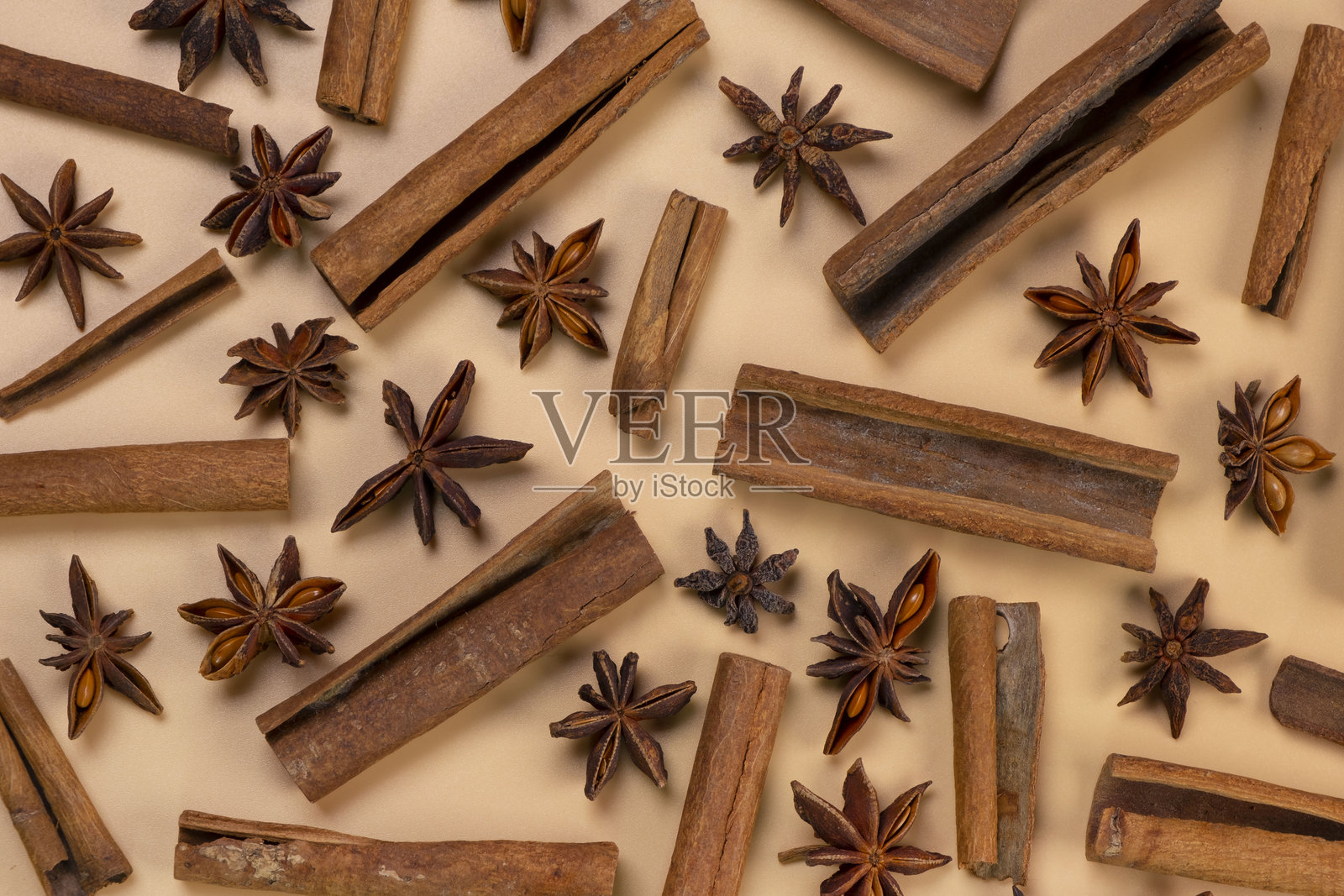 背景与肉桂棒和八角星在米色背景，舒适的食物，辛辣的潮流背景照片摄影图片