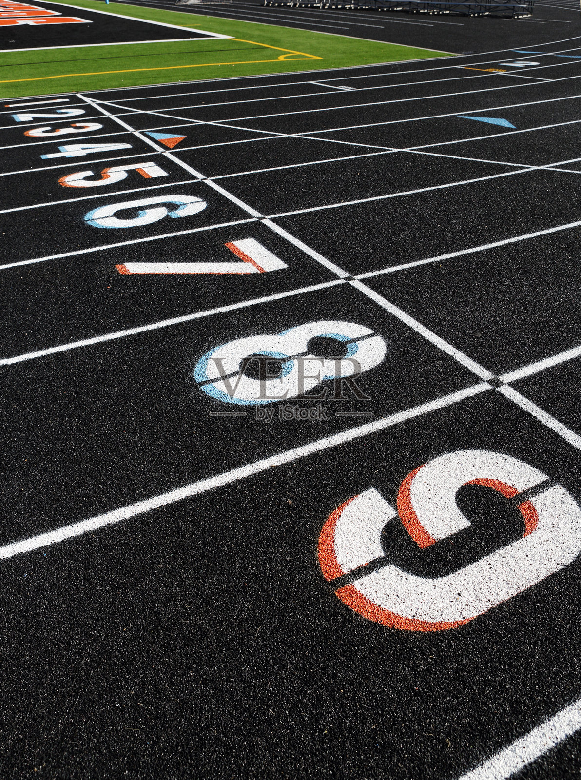 新安装的高中运动跑道照片摄影图片