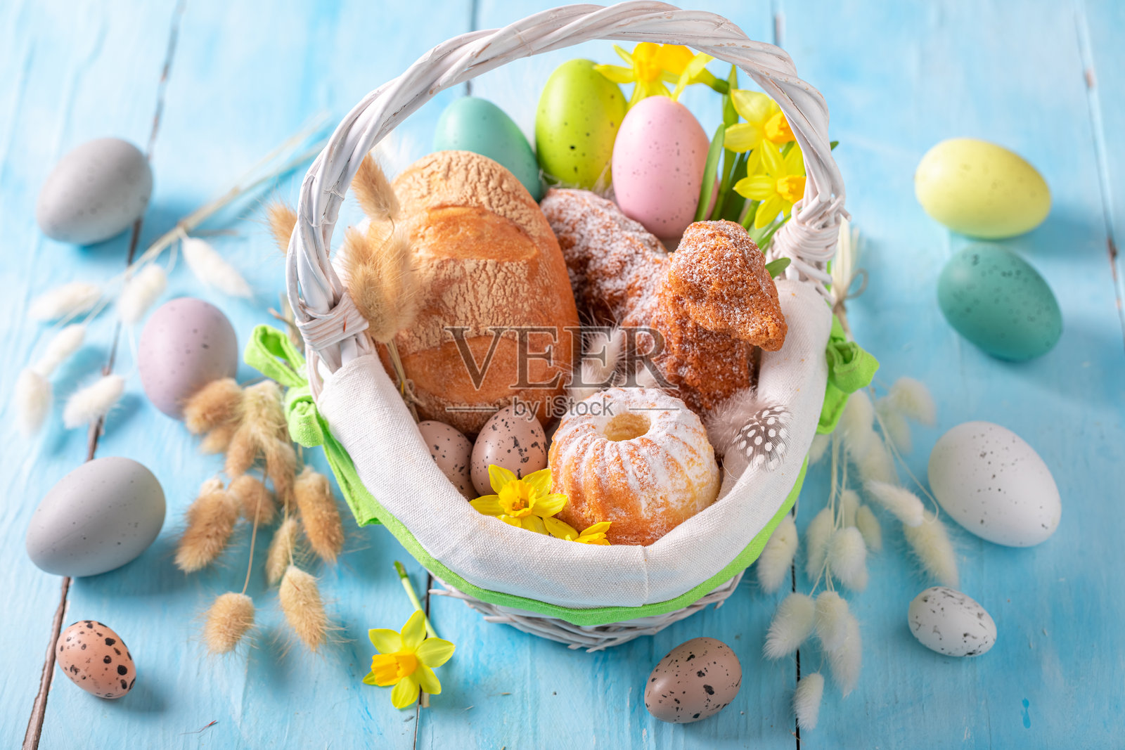 时尚的复活节篮子是最持久的传统。照片摄影图片