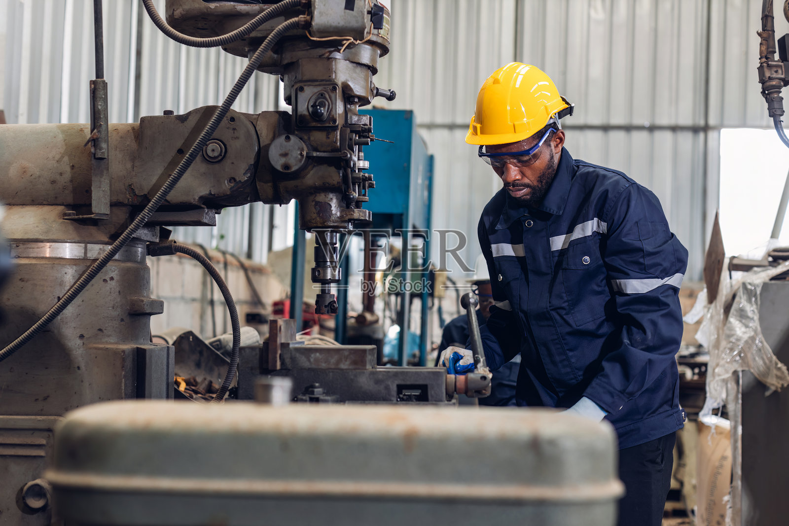 工人在工厂现场检查机器或产品。工头或技术员在工厂检查材料或机器。重工业工厂概念。照片摄影图片