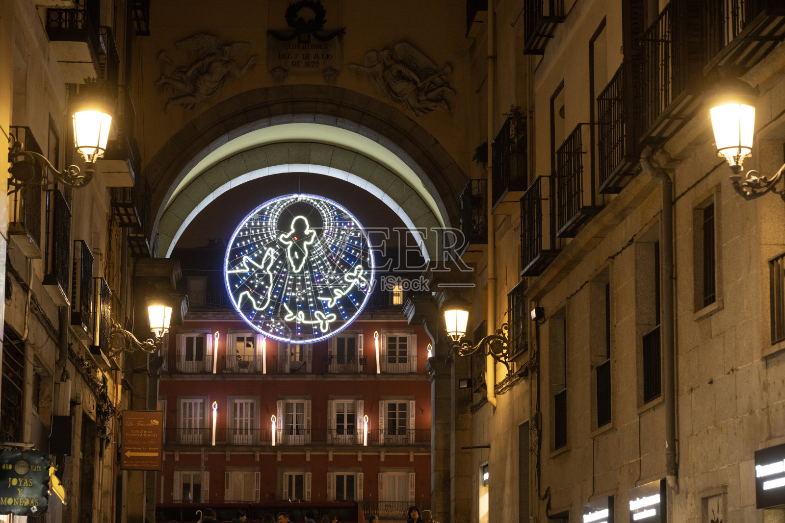 马德里市中心的夜晚圣诞装饰照片摄影图片