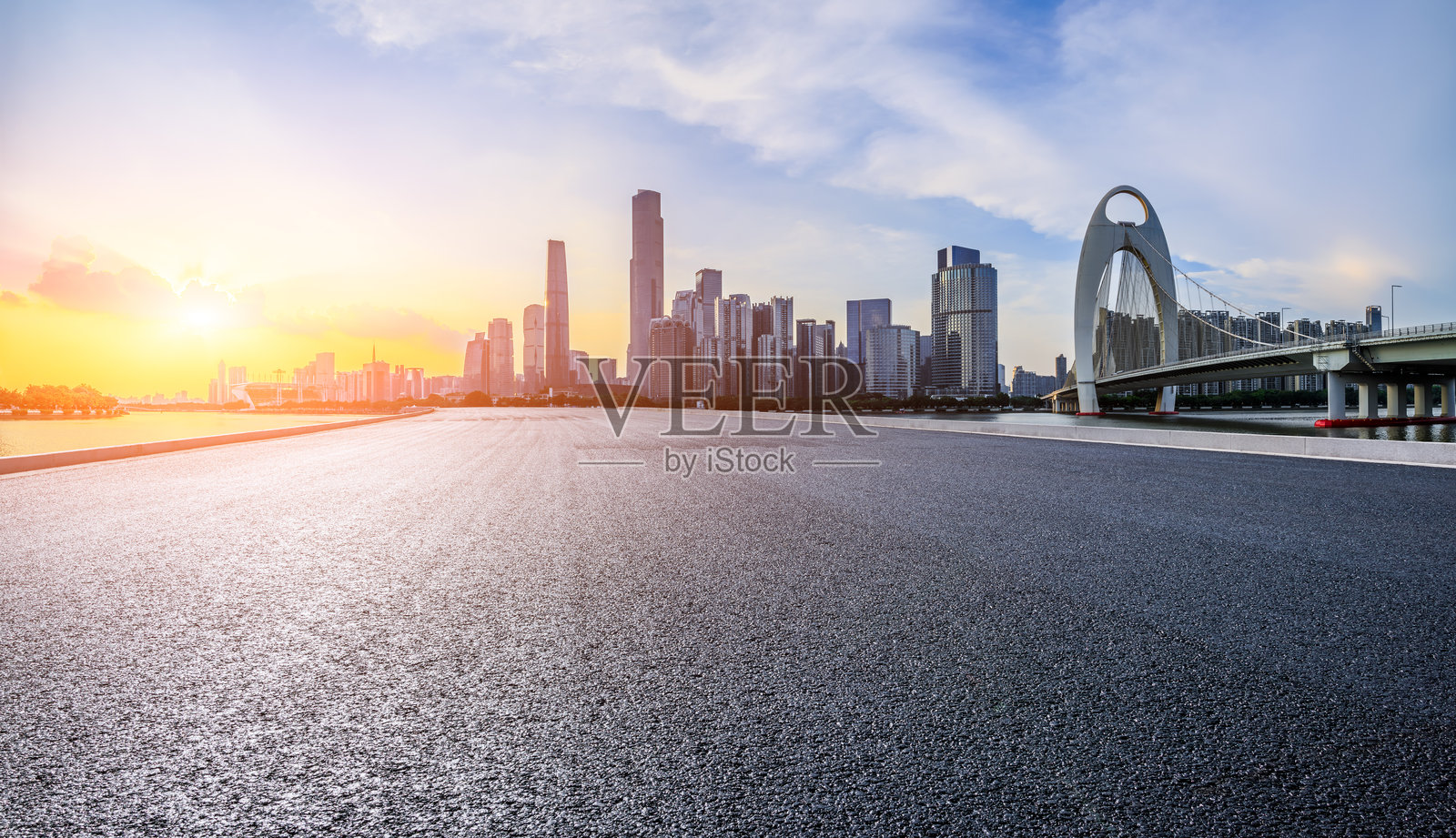 道路和城市天际线背景照片摄影图片