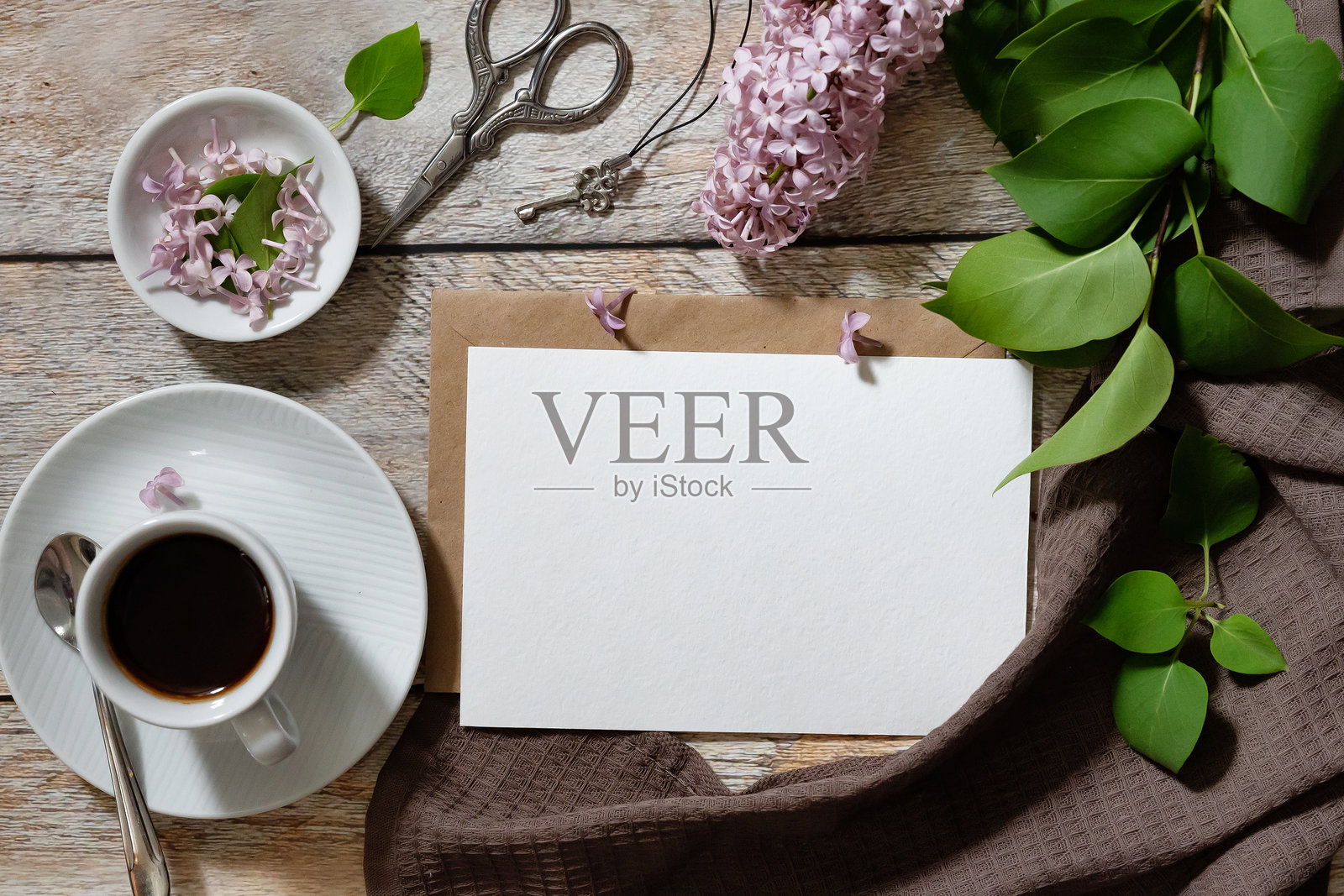 问候或邀请卡与礼盒，信封和春天丁香花的模型照片摄影图片