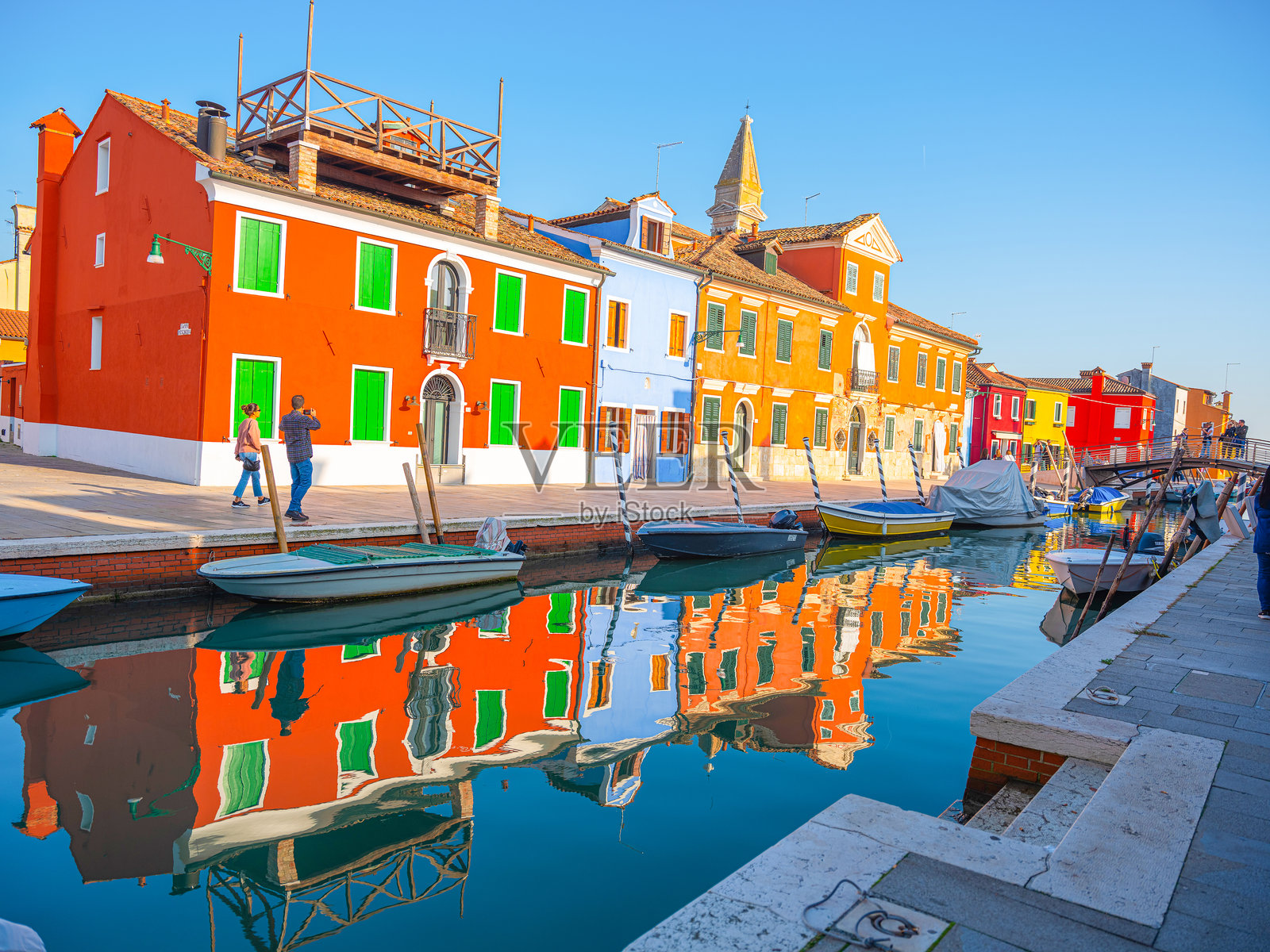 布拉诺靠近威尼斯，以其运河和迷人的彩色房屋而闻名。照片摄影图片