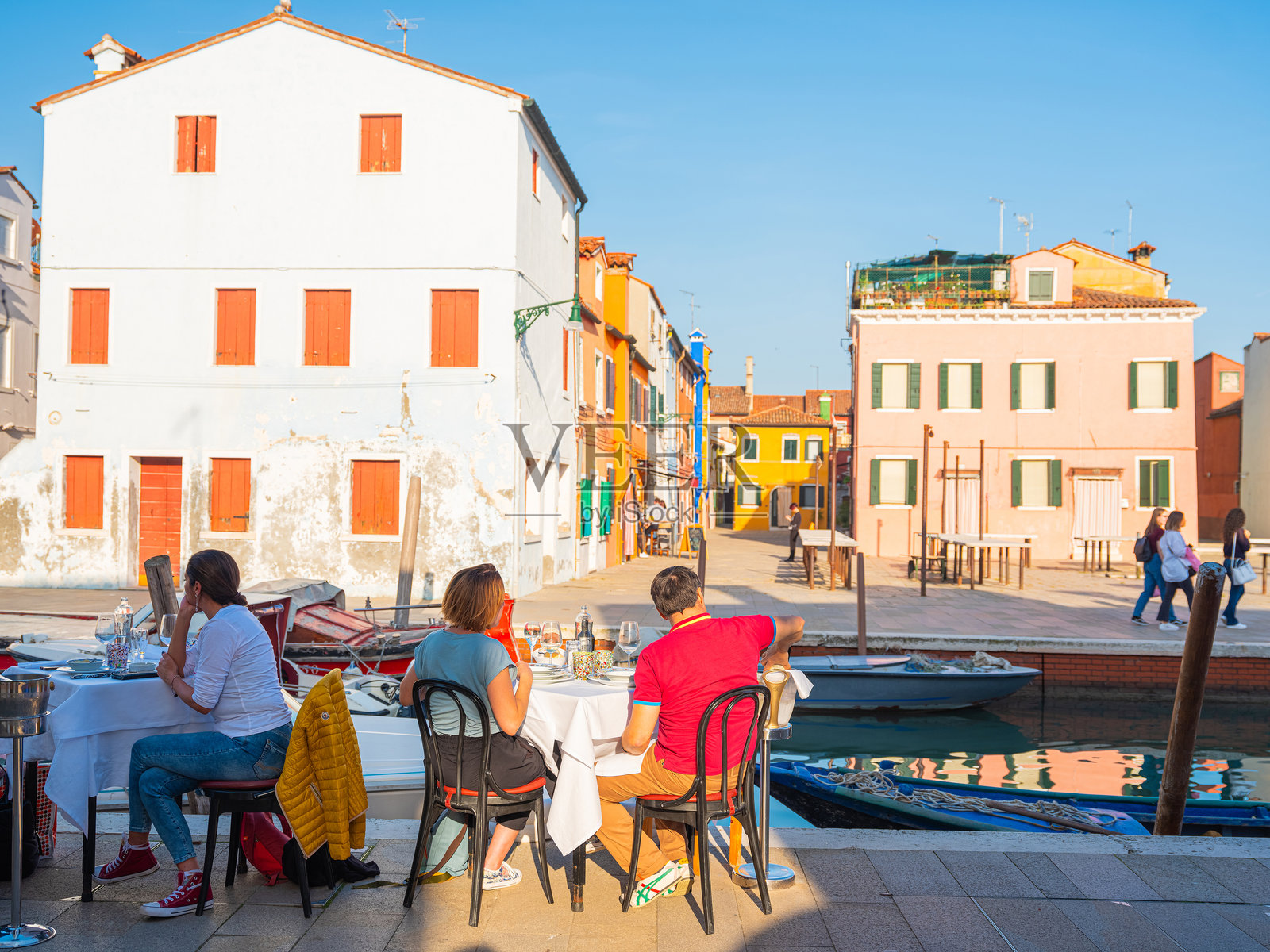 布拉诺岛靠近威尼斯，以其运河和迷人的彩色房屋而闻名。照片摄影图片