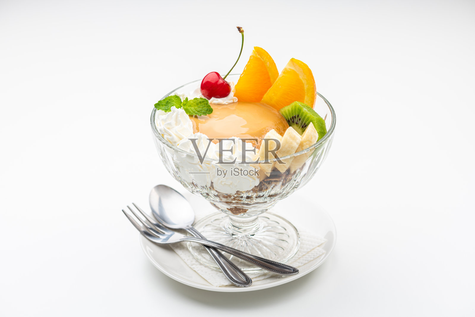 白色背景上的玻璃容器中的冰淇淋布丁照片摄影图片