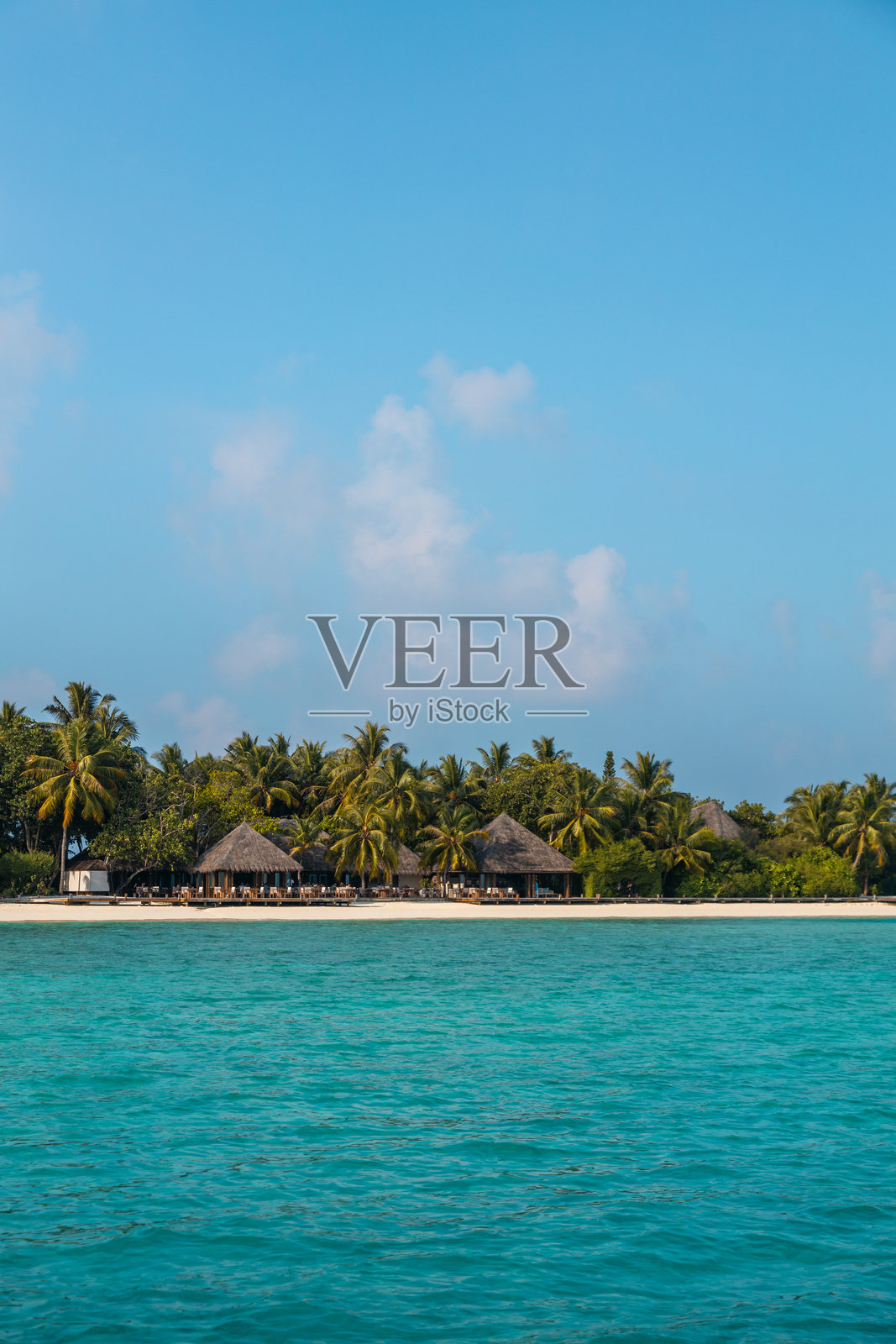 热带马尔代夫岛度假酒店，豪华水上别墅和海边泻湖餐厅，阳光明媚的假日。照片摄影图片