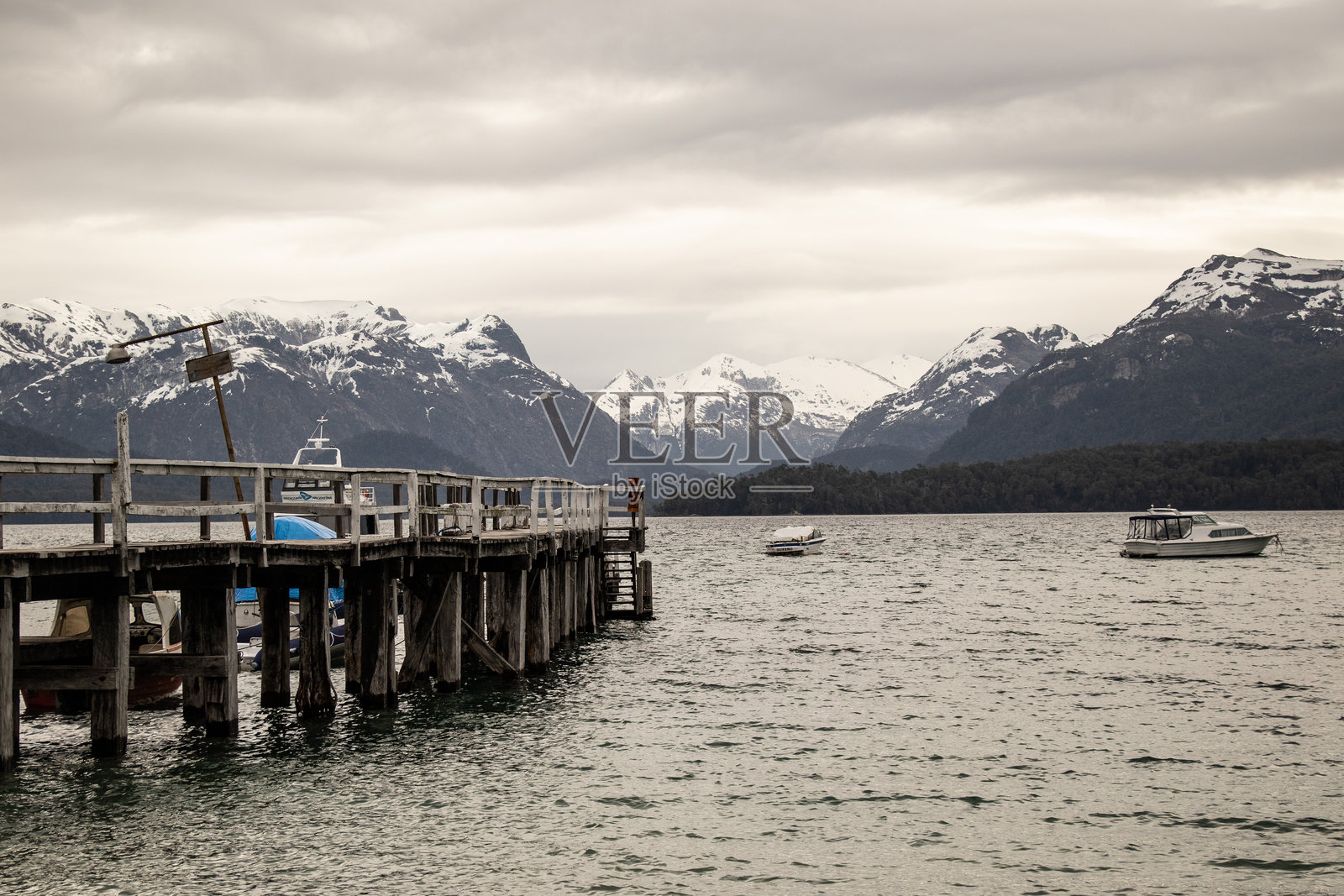 安第斯山脉的木栈道，巴塔哥尼亚照片摄影图片