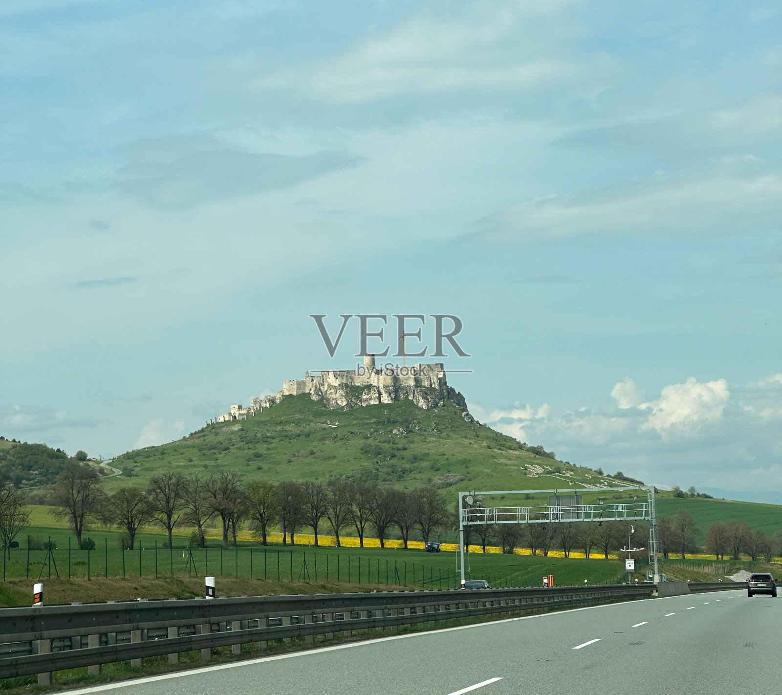 斯皮什城堡的美丽景观，坐落在绿野环绕的山丘上照片摄影图片