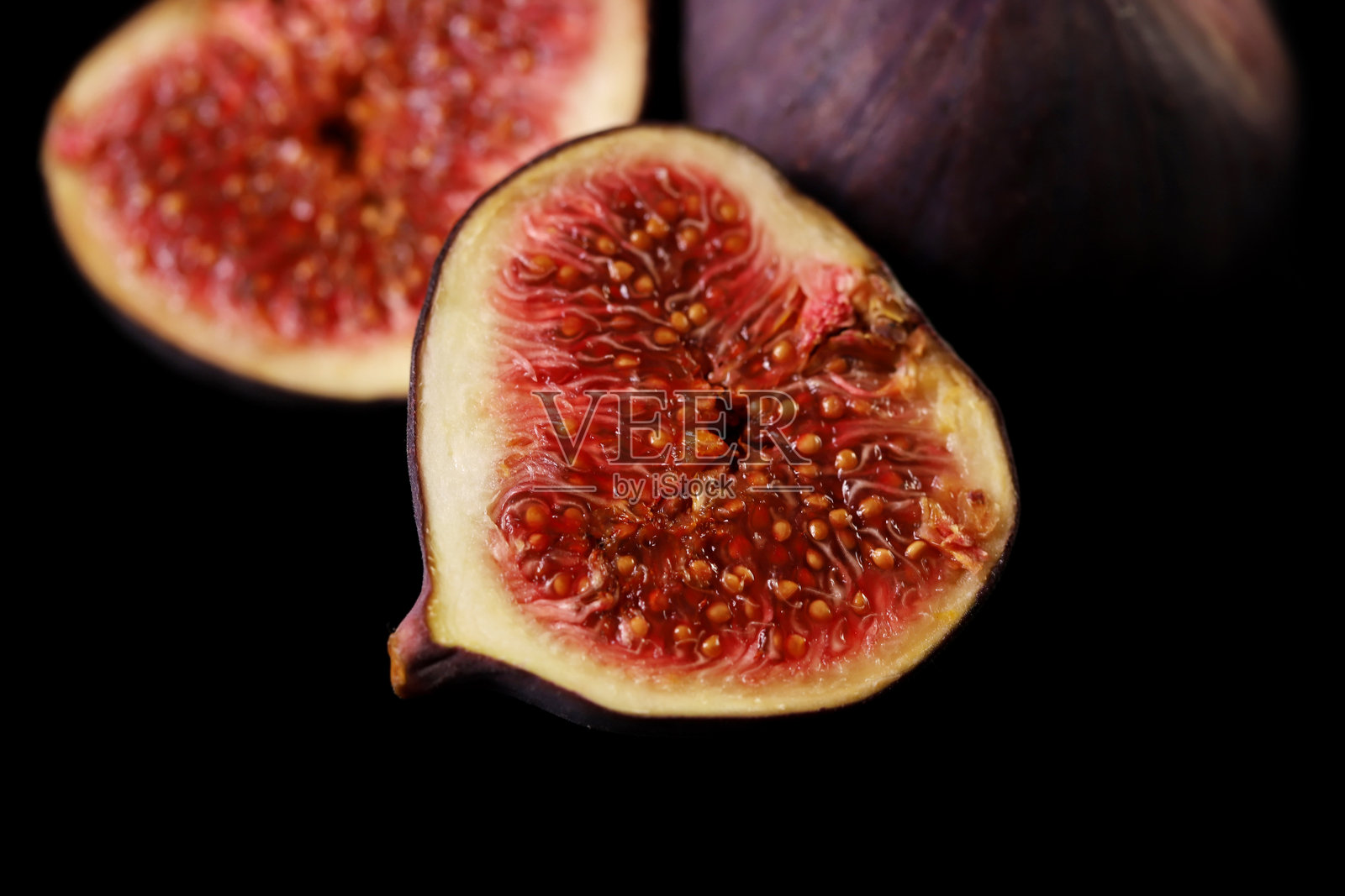 新鲜无花果在黑色背景上孤立展示照片摄影图片