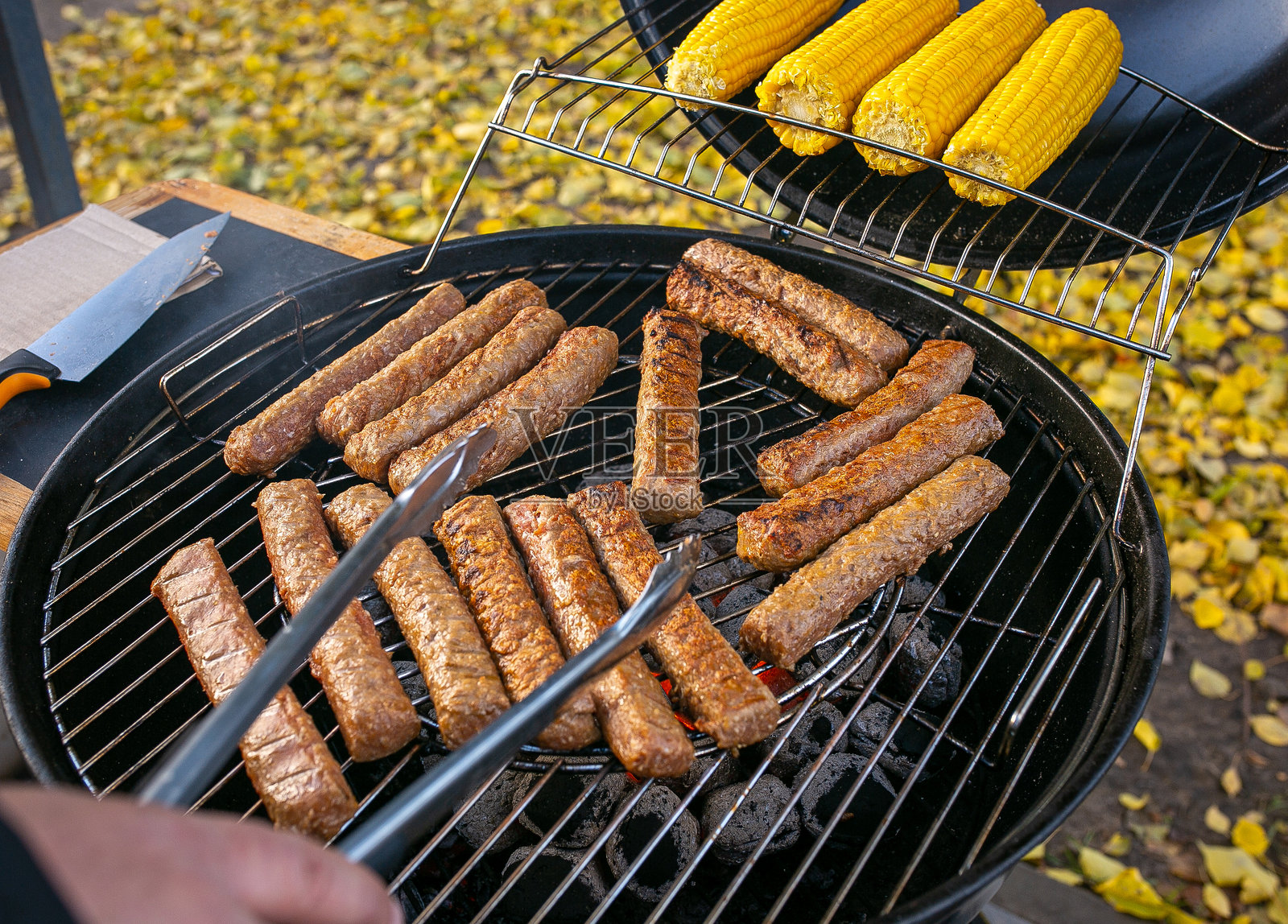 烧烤肉类、牛排、烤玉米、烧烤、客人、野餐。自然、美食、美味。照片摄影图片