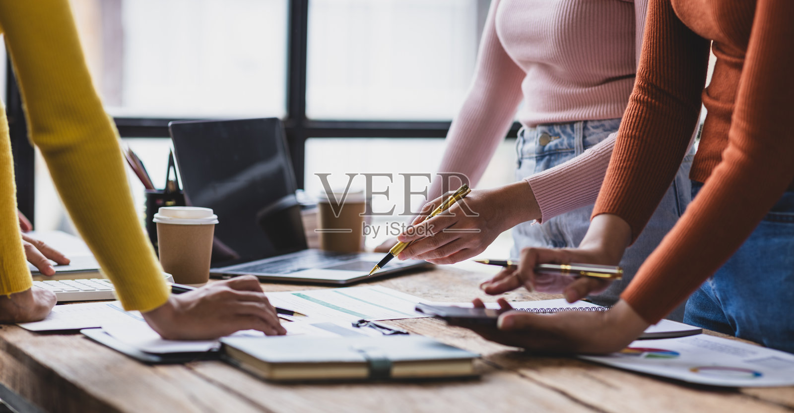 女商人与同事会面，讨论战略分析和创业计划。照片摄影图片