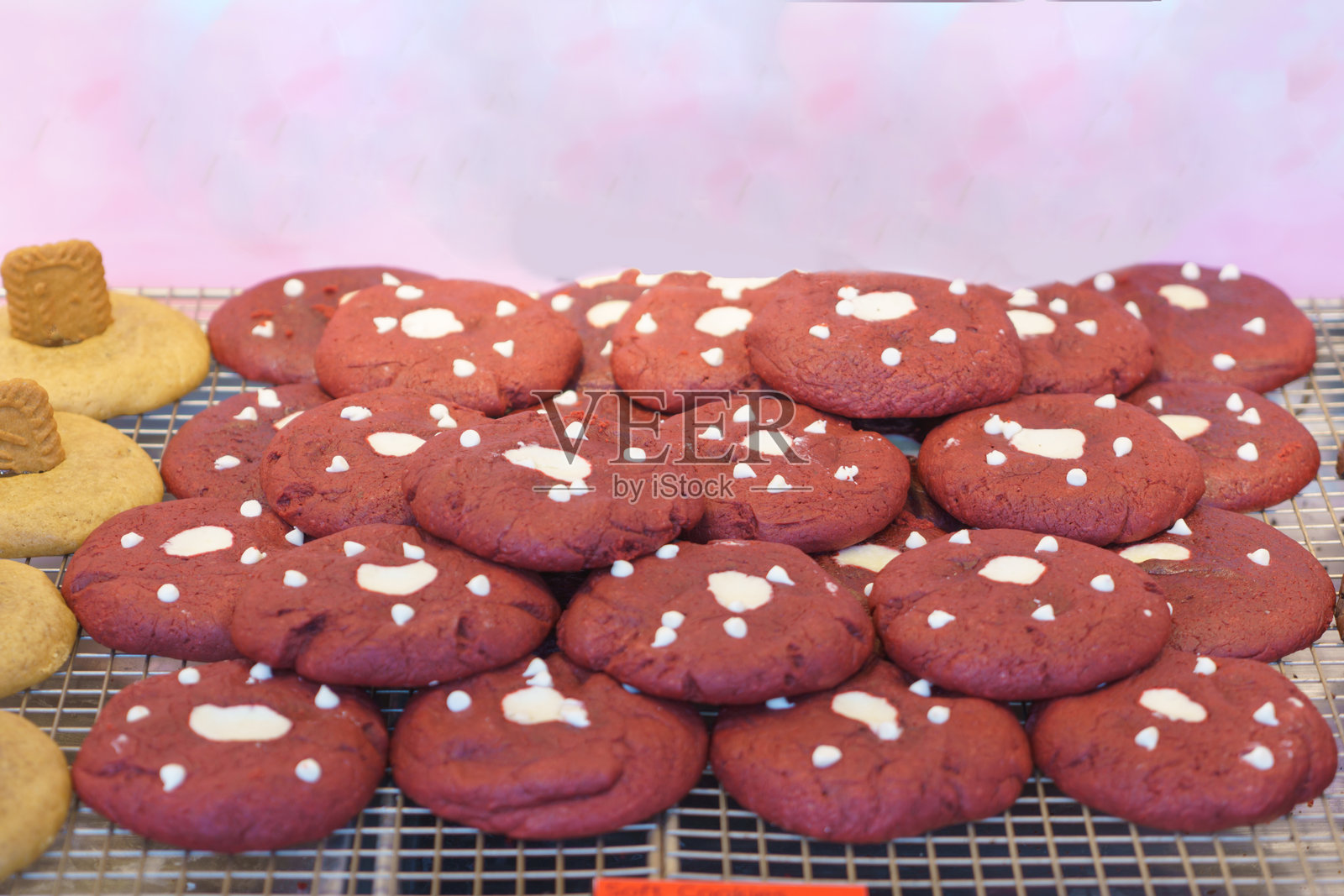 红丝绒饼干上撒有白巧克力豆照片摄影图片