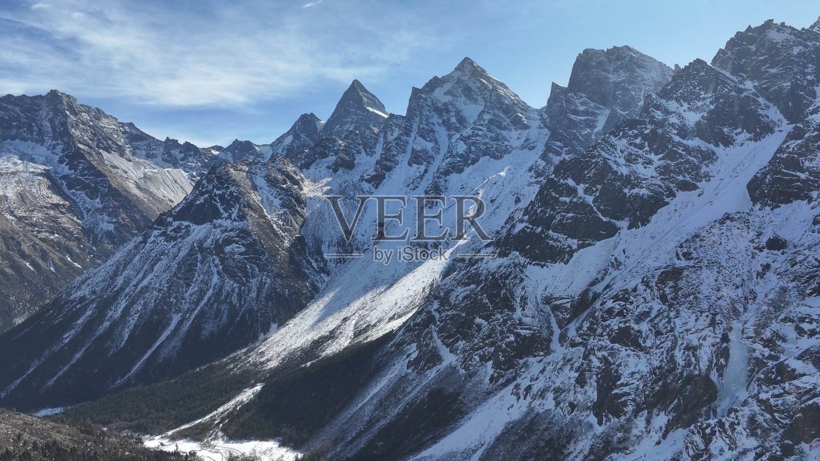 毕棚沟风景区的雪山照片摄影图片