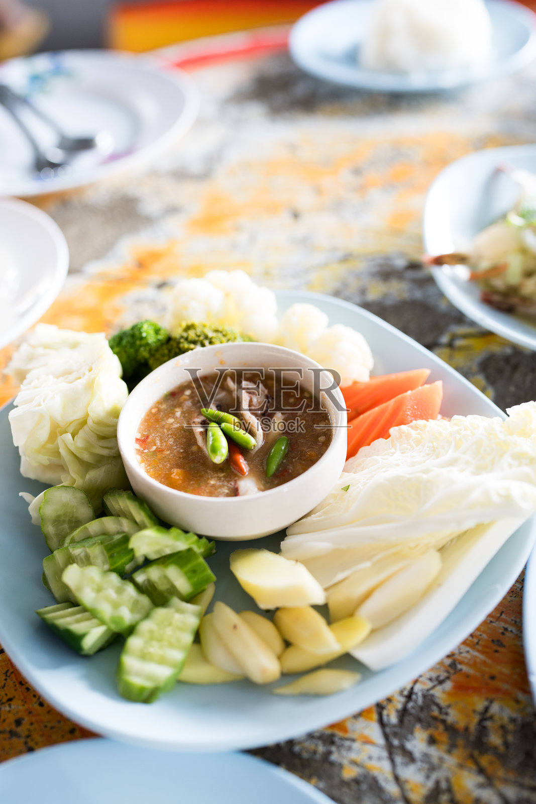 香辣蟹黄酱配混合蔬菜和香草。照片摄影图片