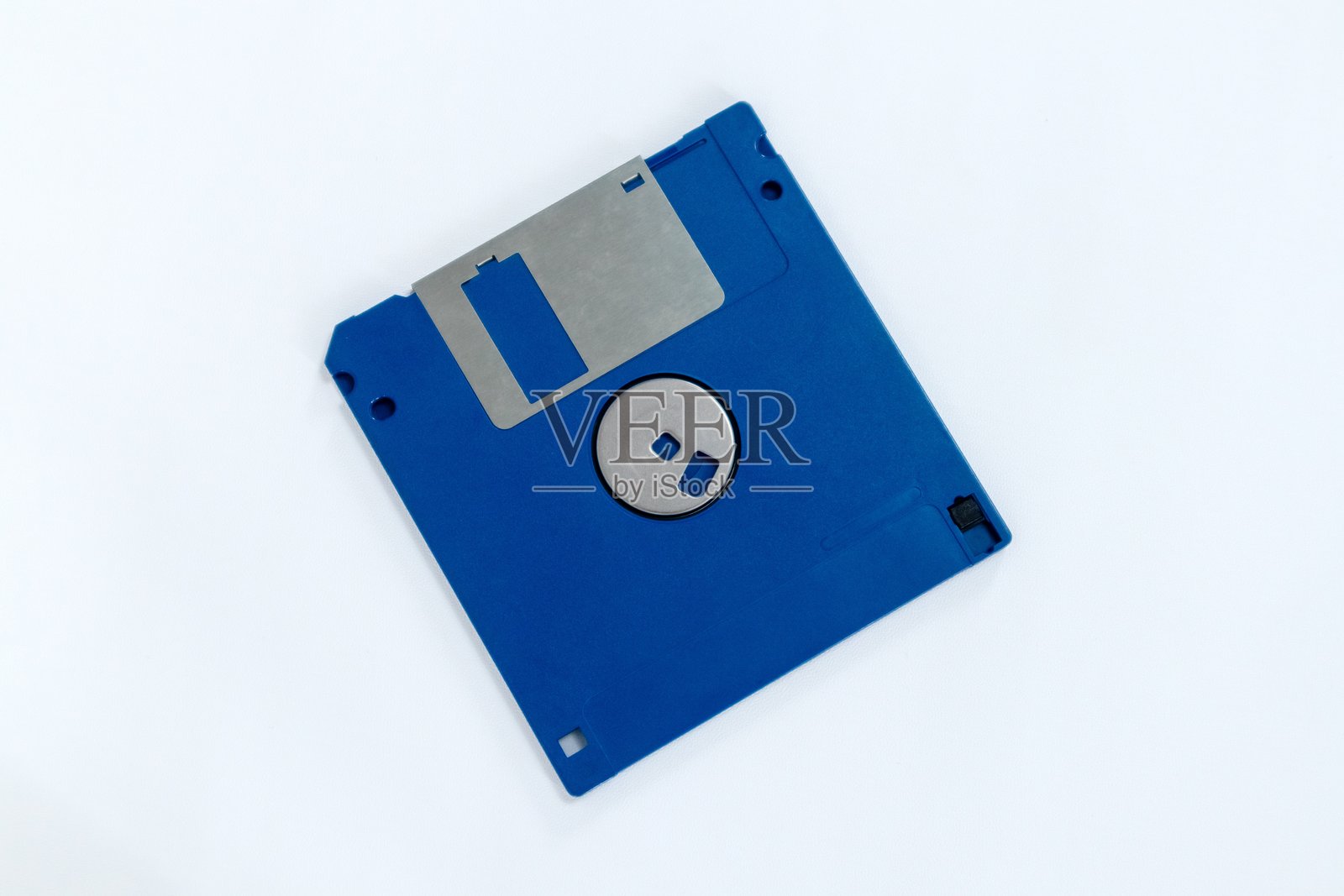 白色背景上的蓝色软盘照片摄影图片