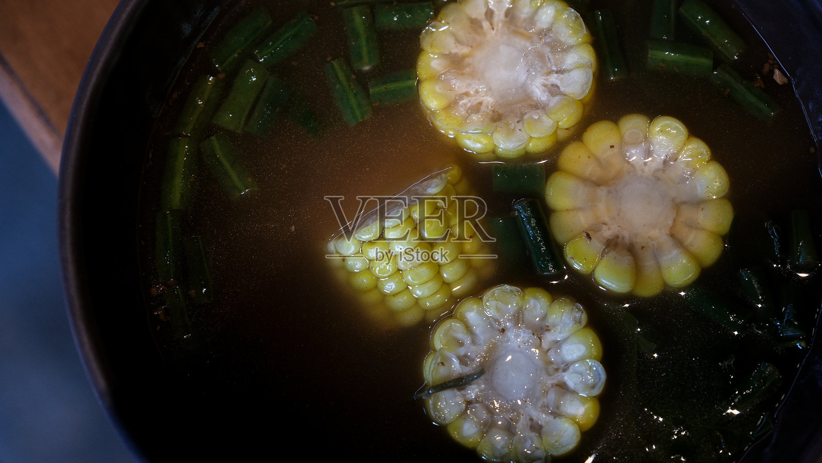 Sayur asem是来自印度尼西亚的传统酸豆汤，在爪哇非常受欢迎。照片摄影图片