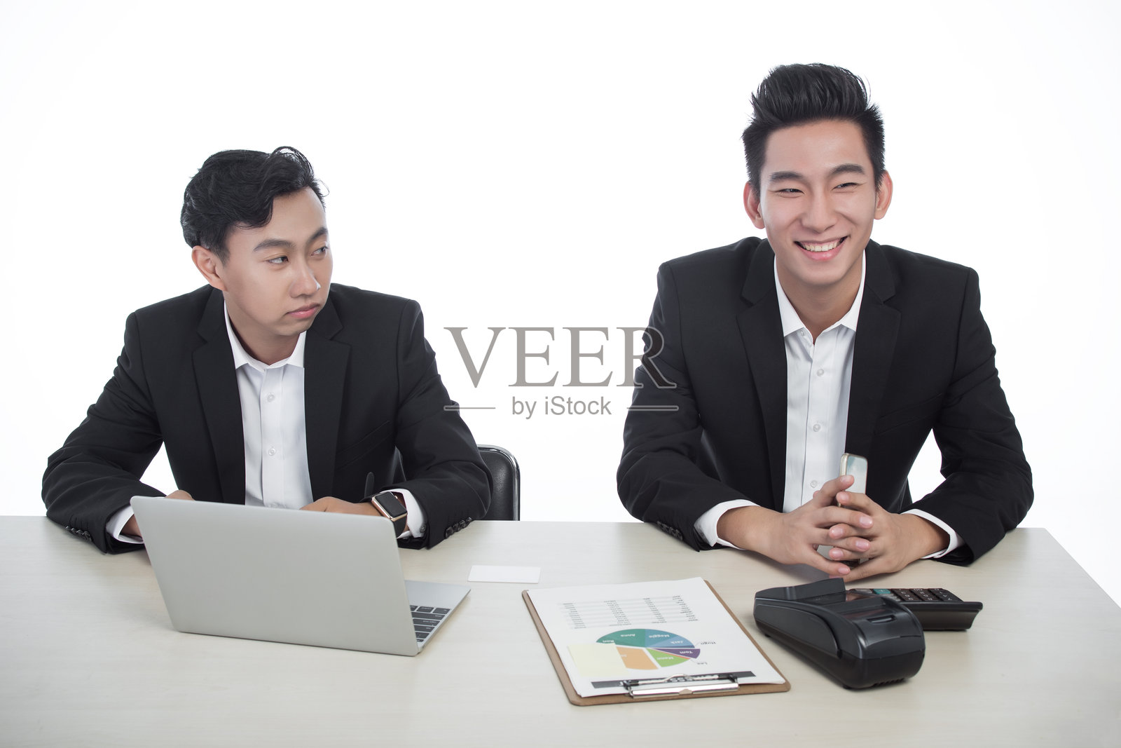 两名男子在设计工作室合作工作照片摄影图片