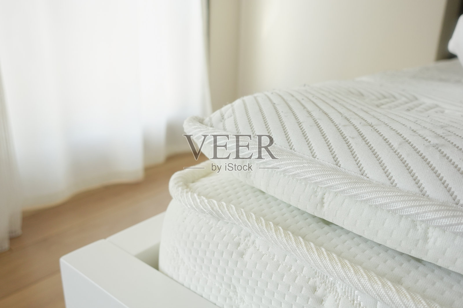 房间里有一张白色的矫形床垫的床。照片摄影图片