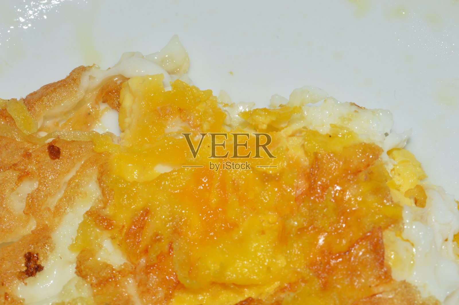 白盘上的脆皮煎蛋和炒鸡蛋照片摄影图片