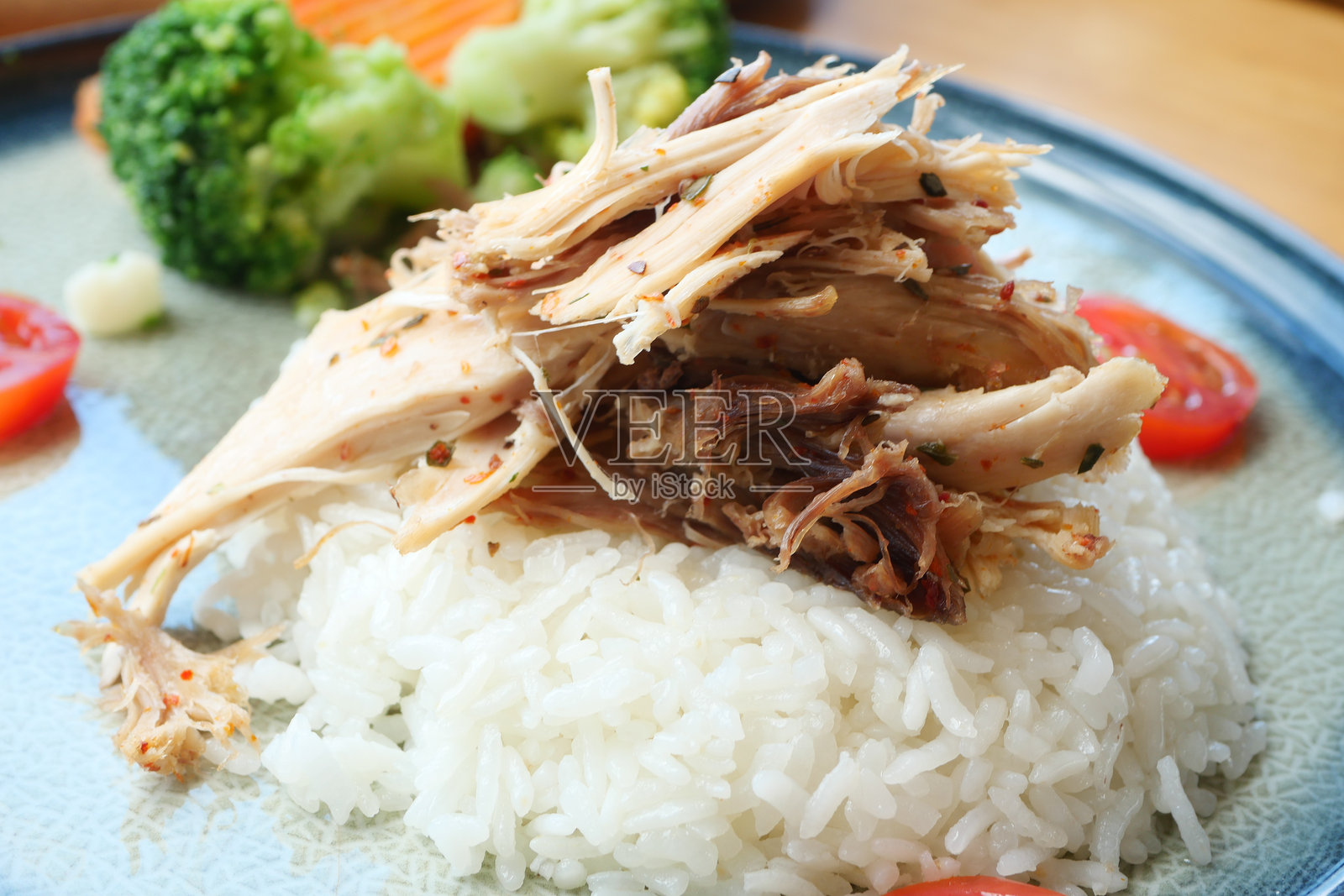 煮鸡肉，蒸米饭，粉色盘子。照片摄影图片