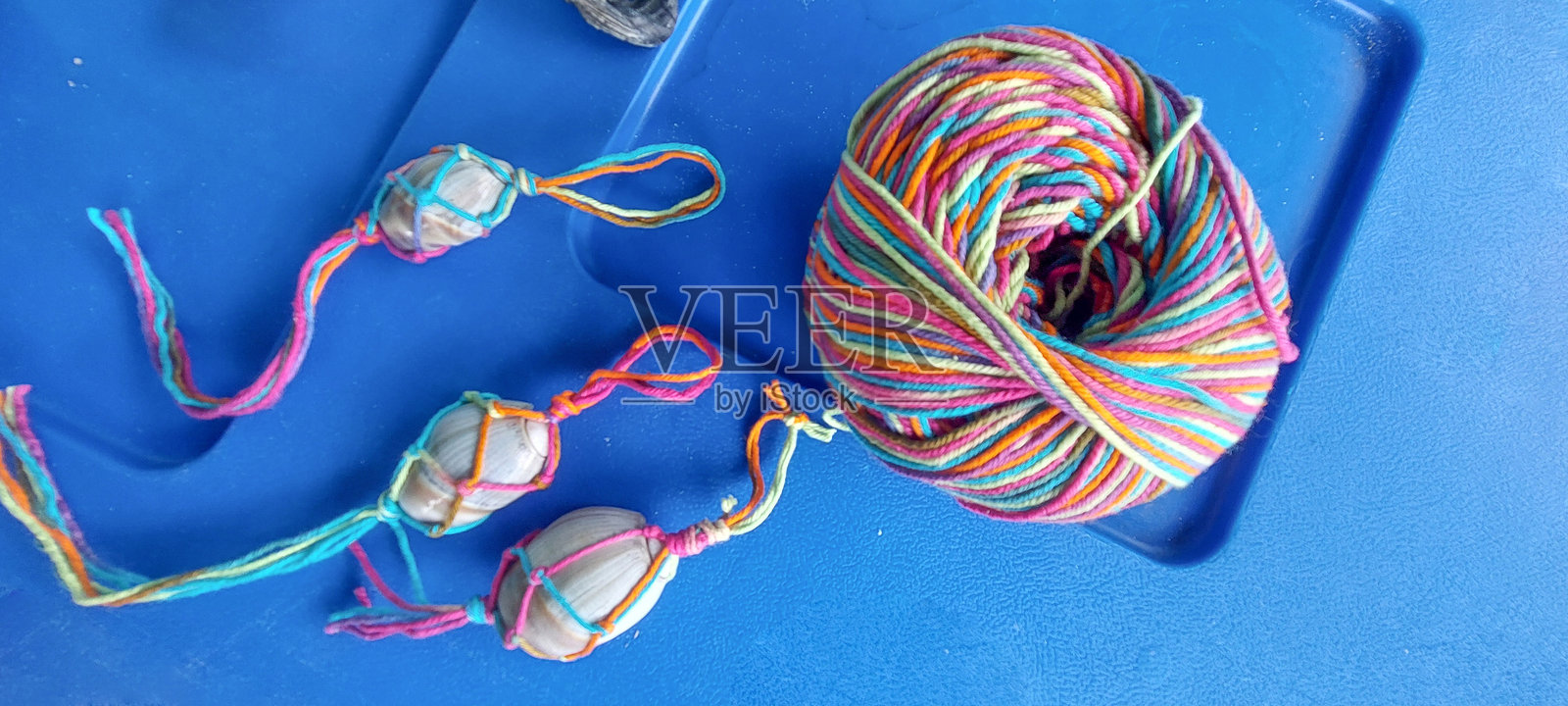 剪刀、线、珠子和其他配件照片摄影图片